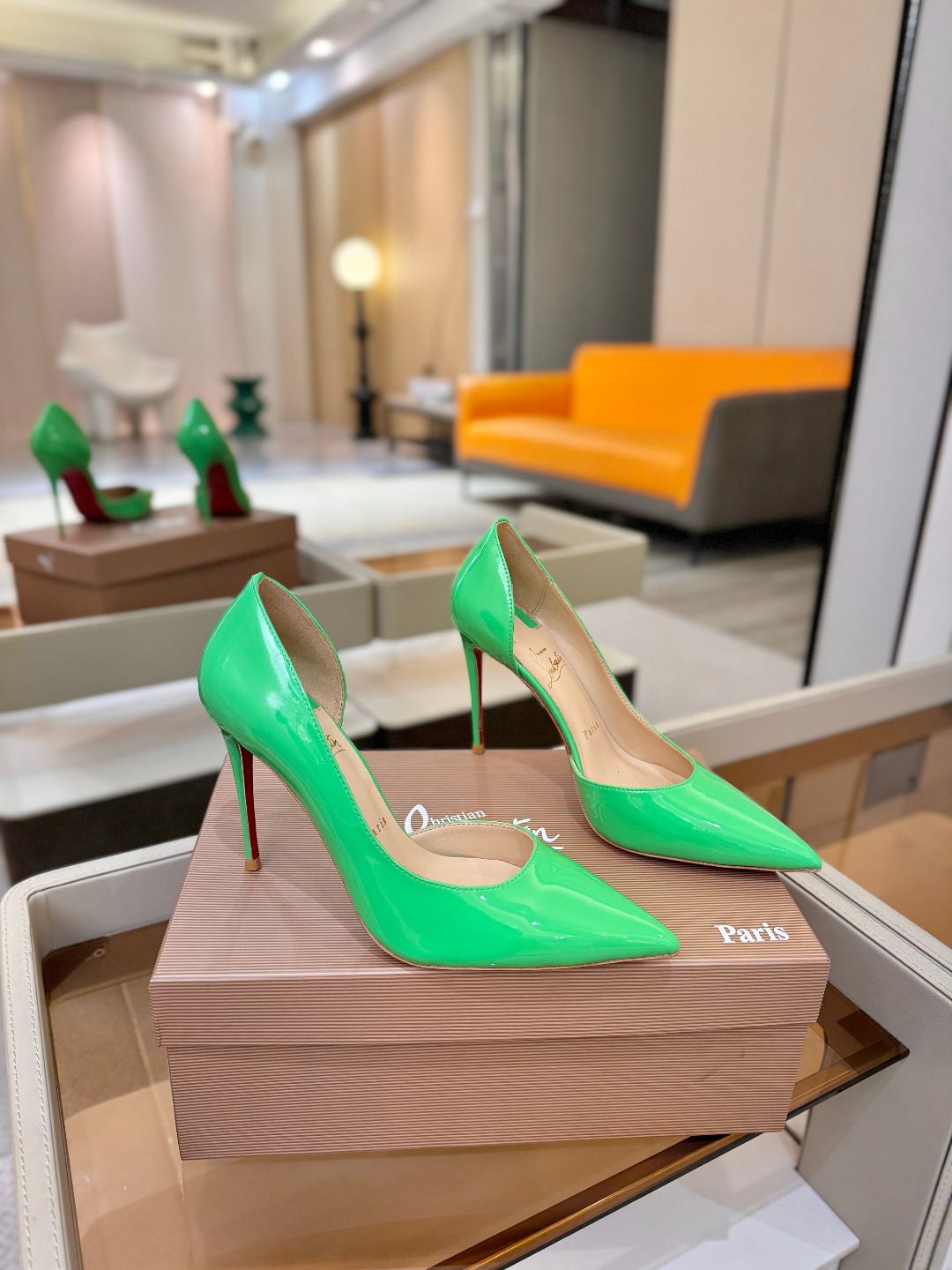 侧空单鞋（经典款）质感立体穿出时尚芭莎的气质优质皮里更加柔软透气，无敌瘦腿，穿上立马拉升腿的长度～涵深刻