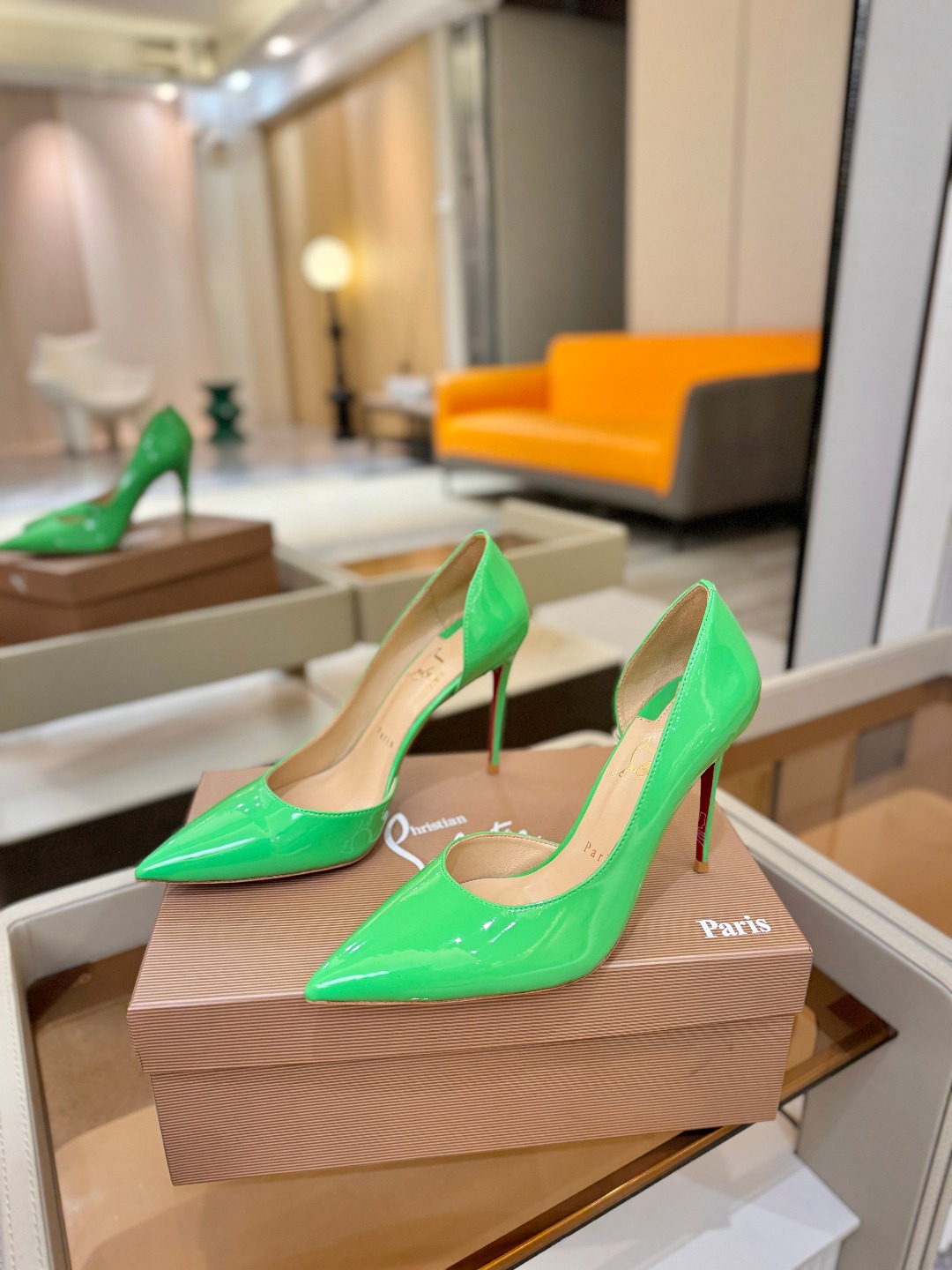 侧空单鞋（经典款）质感立体穿出时尚芭莎的气质优质皮里更加柔软透气，无敌瘦腿，穿上立马拉升腿的长度～涵深刻