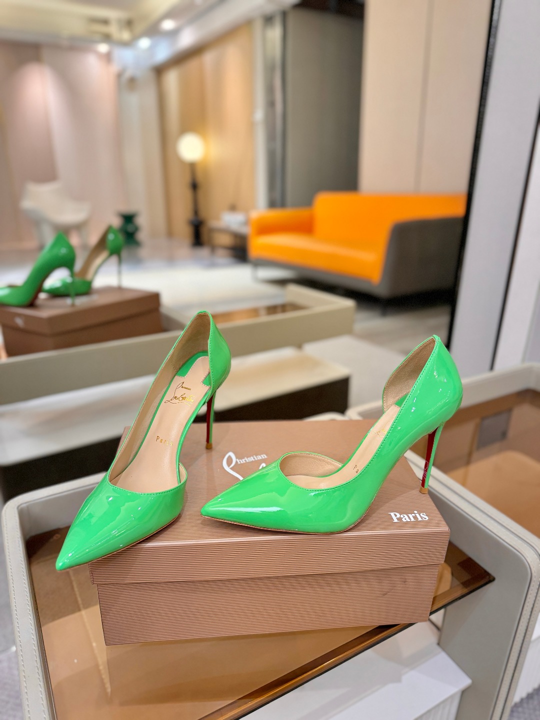 侧空单鞋（经典款）质感立体穿出时尚芭莎的气质优质皮里更加柔软透气，无敌瘦腿，穿上立马拉升腿的长度～涵深刻