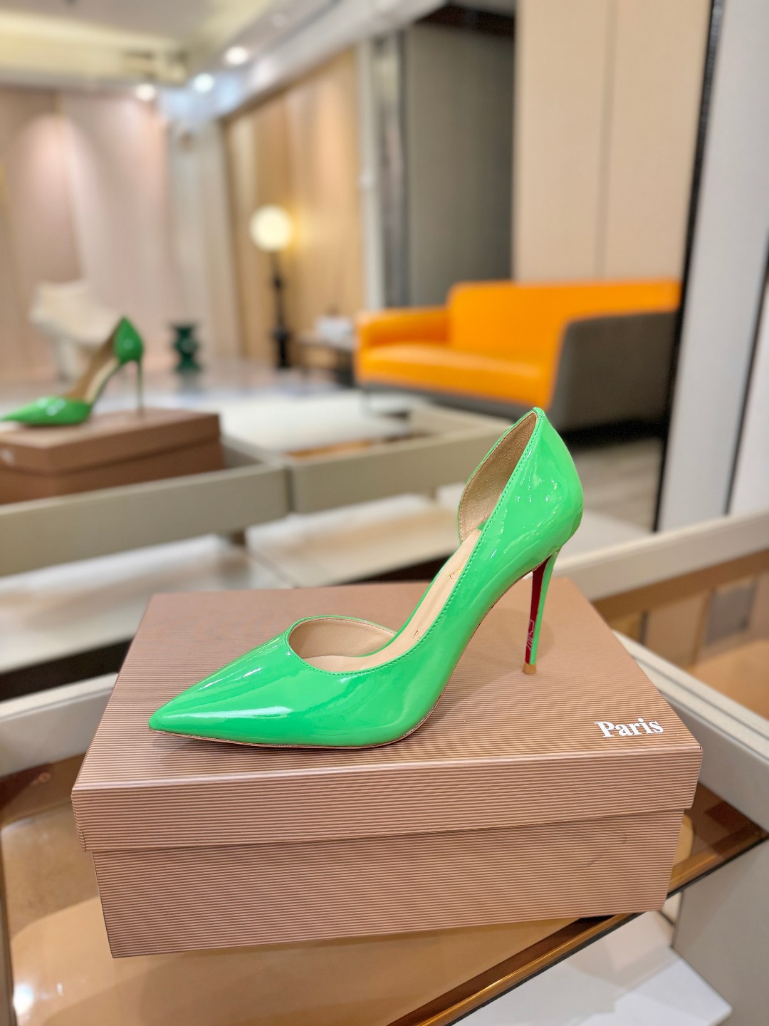 侧空单鞋（经典款）质感立体穿出时尚芭莎的气质优质皮里更加柔软透气，无敌瘦腿，穿上立马拉升腿的长度～涵深刻