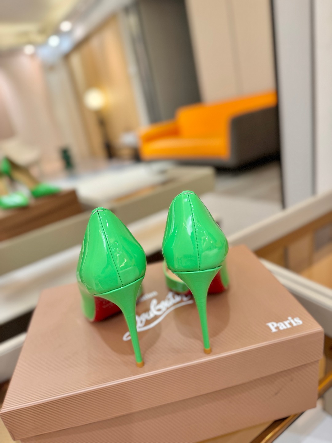 侧空单鞋（经典款）质感立体穿出时尚芭莎的气质优质皮里更加柔软透气，无敌瘦腿，穿上立马拉升腿的长度～涵深刻