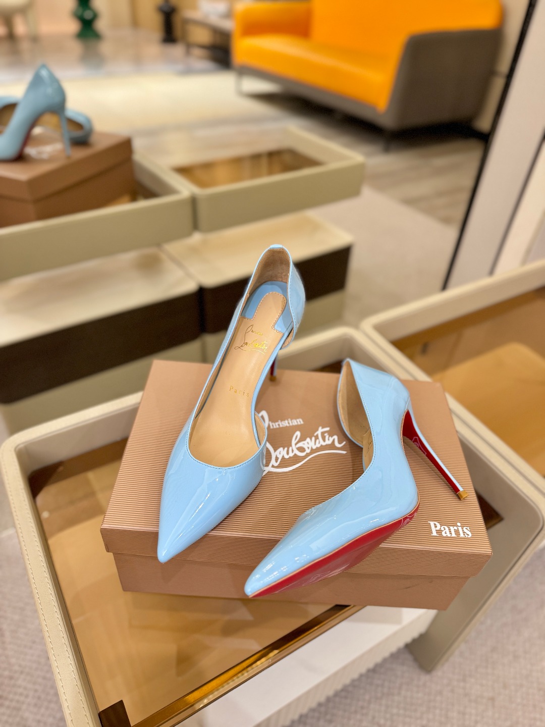 侧空单鞋（经典款）质感立体穿出时尚芭莎的气质优质皮里更加柔软透气，无敌瘦腿，穿上立马拉升腿的长度～涵深刻