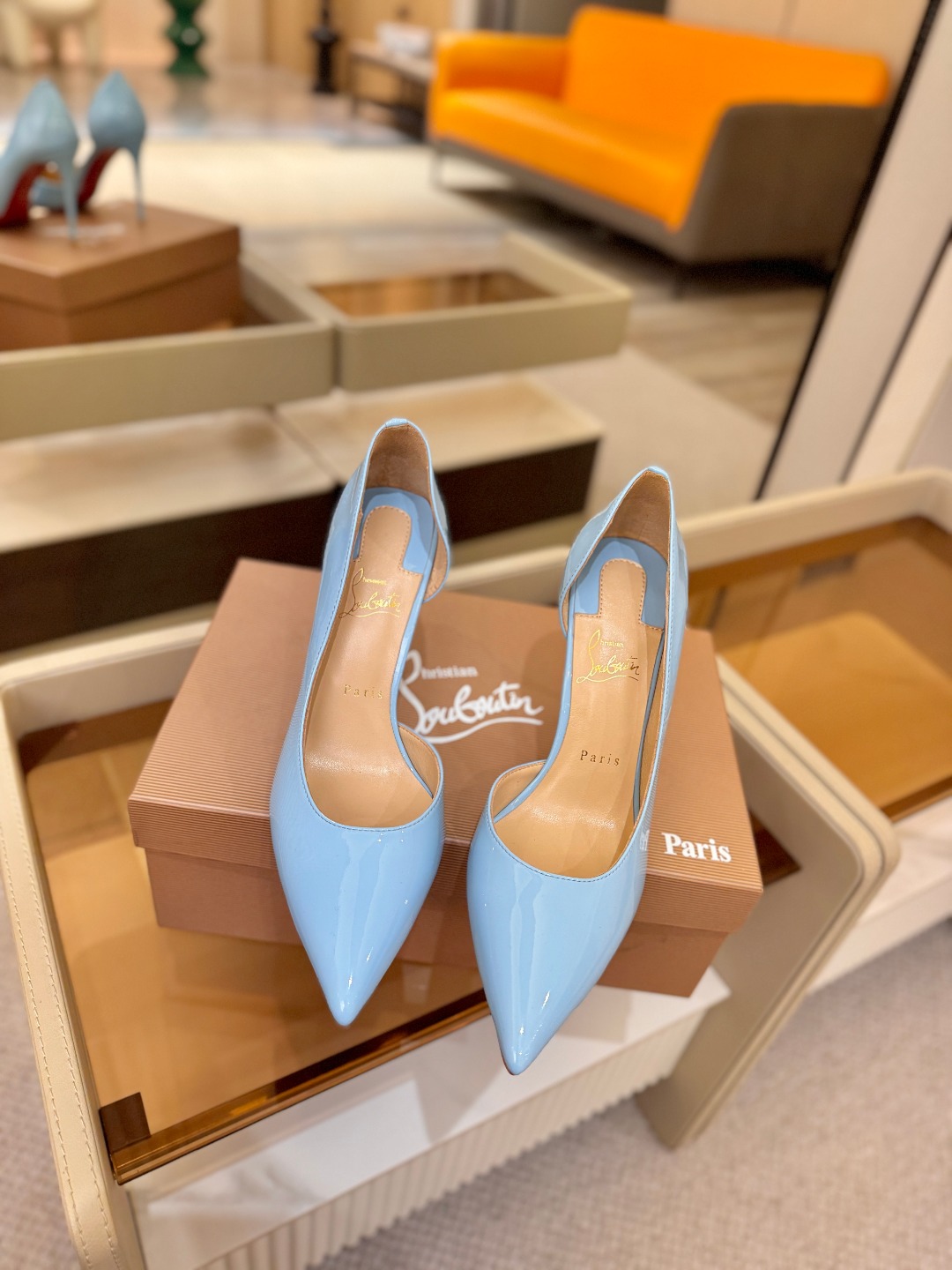 侧空单鞋（经典款）质感立体穿出时尚芭莎的气质优质皮里更加柔软透气，无敌瘦腿，穿上立马拉升腿的长度～涵深刻