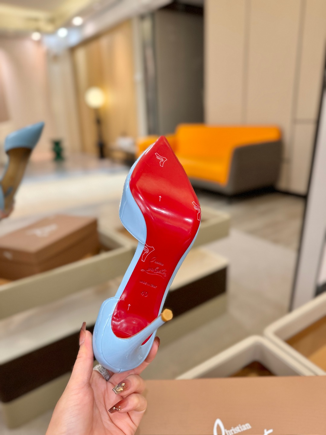 侧空单鞋（经典款）质感立体穿出时尚芭莎的气质优质皮里更加柔软透气，无敌瘦腿，穿上立马拉升腿的长度～涵深刻