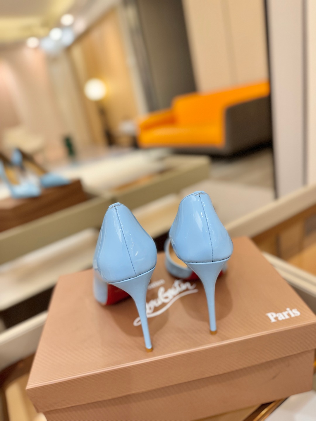 侧空单鞋（经典款）质感立体穿出时尚芭莎的气质优质皮里更加柔软透气，无敌瘦腿，穿上立马拉升腿的长度～涵深刻