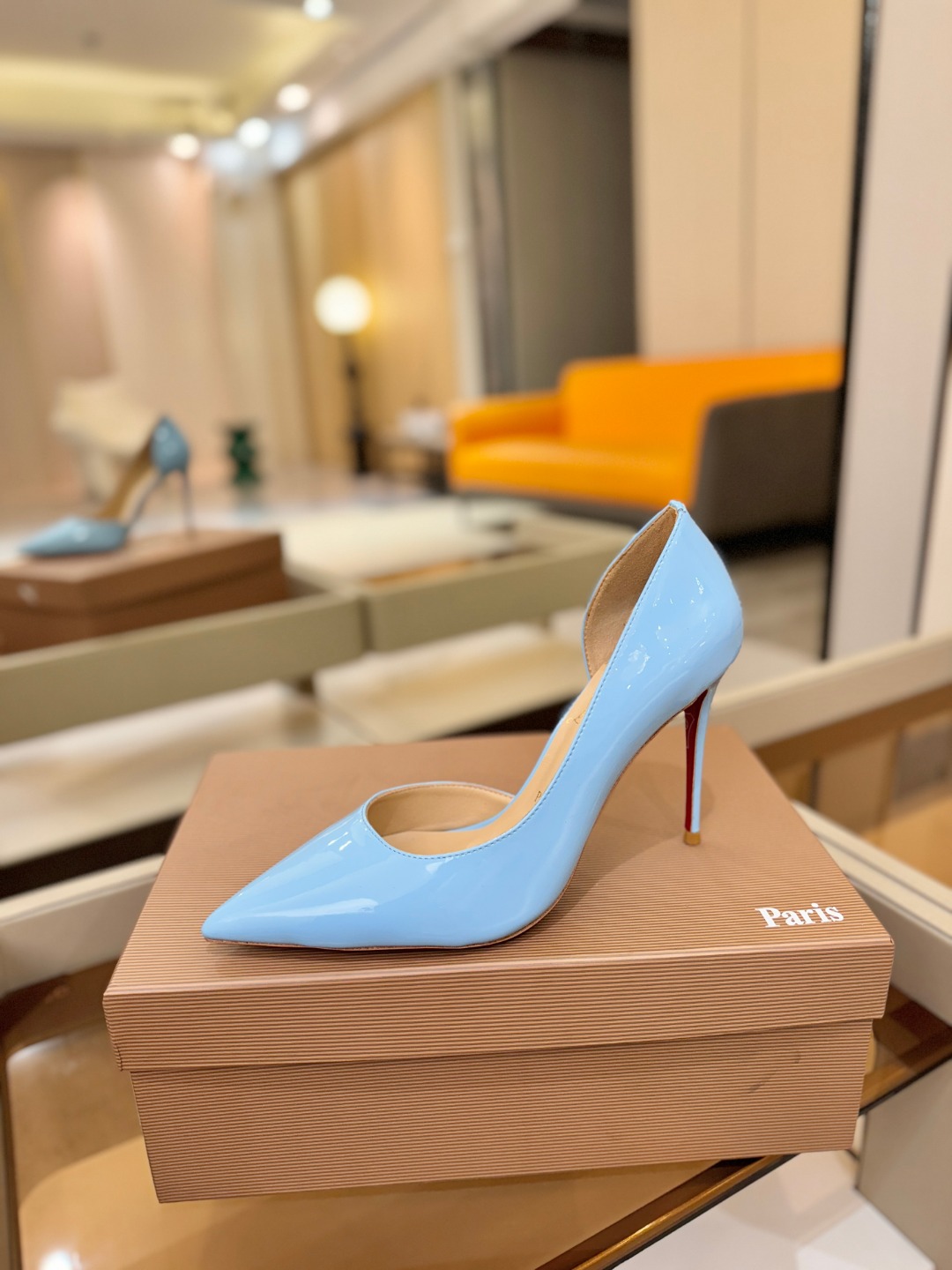 侧空单鞋（经典款）质感立体穿出时尚芭莎的气质优质皮里更加柔软透气，无敌瘦腿，穿上立马拉升腿的长度～涵深刻