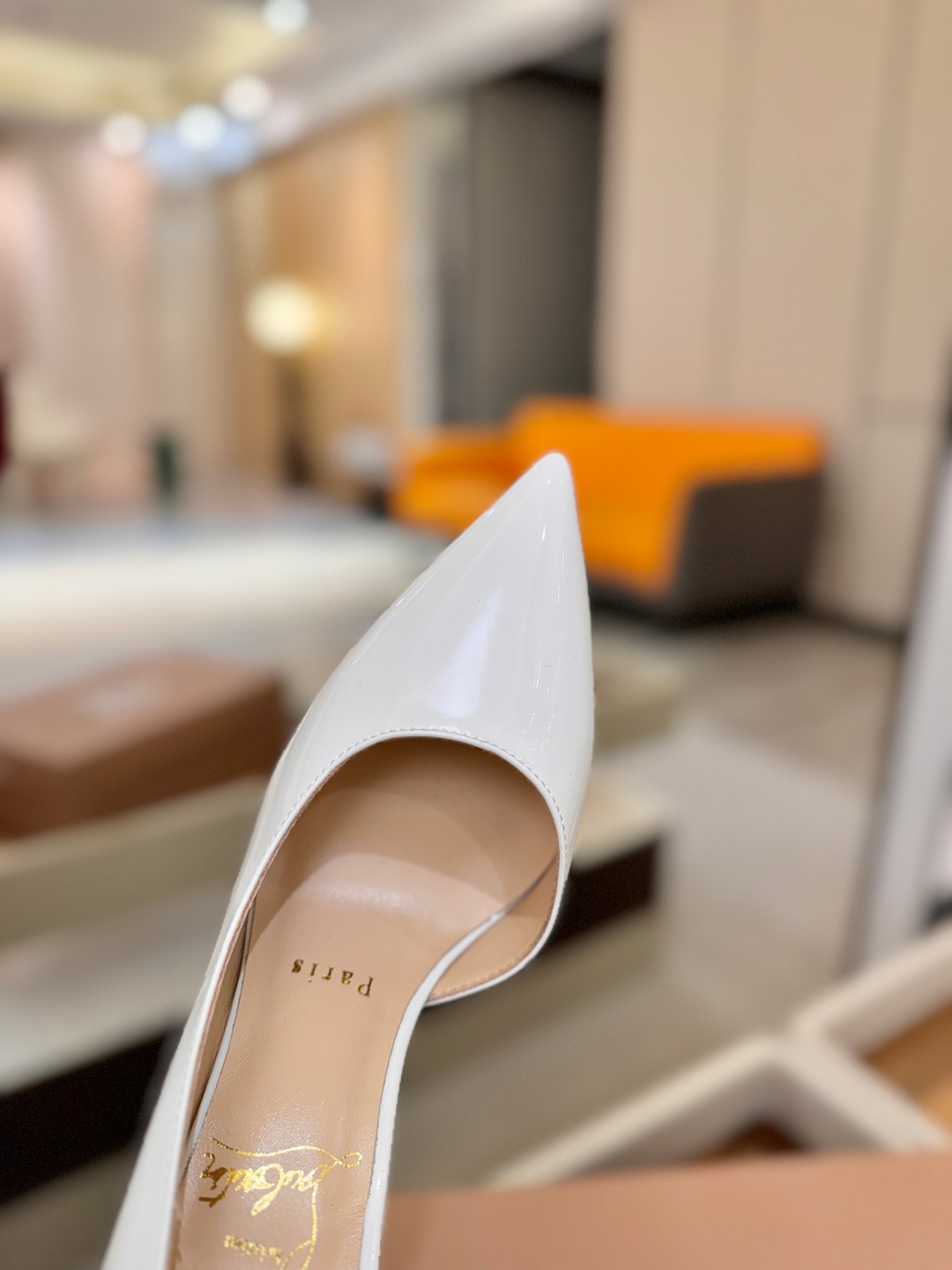 侧空单鞋（经典款）质感立体穿出时尚芭莎的气质优质皮里更加柔软透气，无敌瘦腿，穿上立马拉升腿的长度～涵深刻