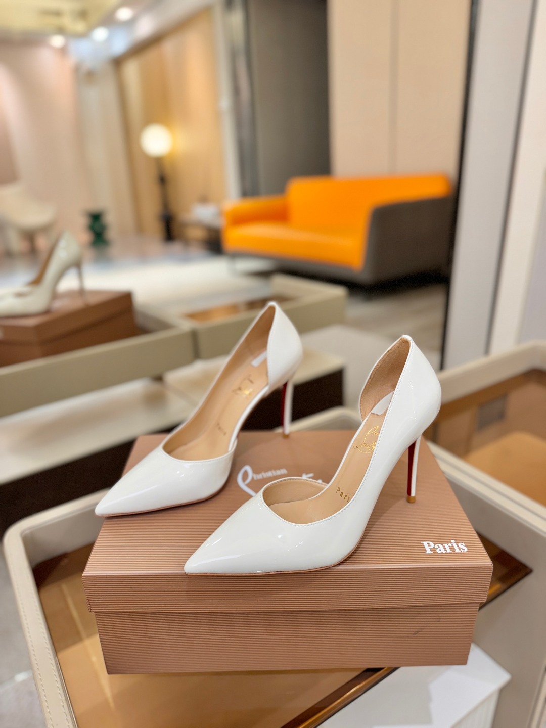 侧空单鞋（经典款）质感立体穿出时尚芭莎的气质优质皮里更加柔软透气，无敌瘦腿，穿上立马拉升腿的长度～涵深刻