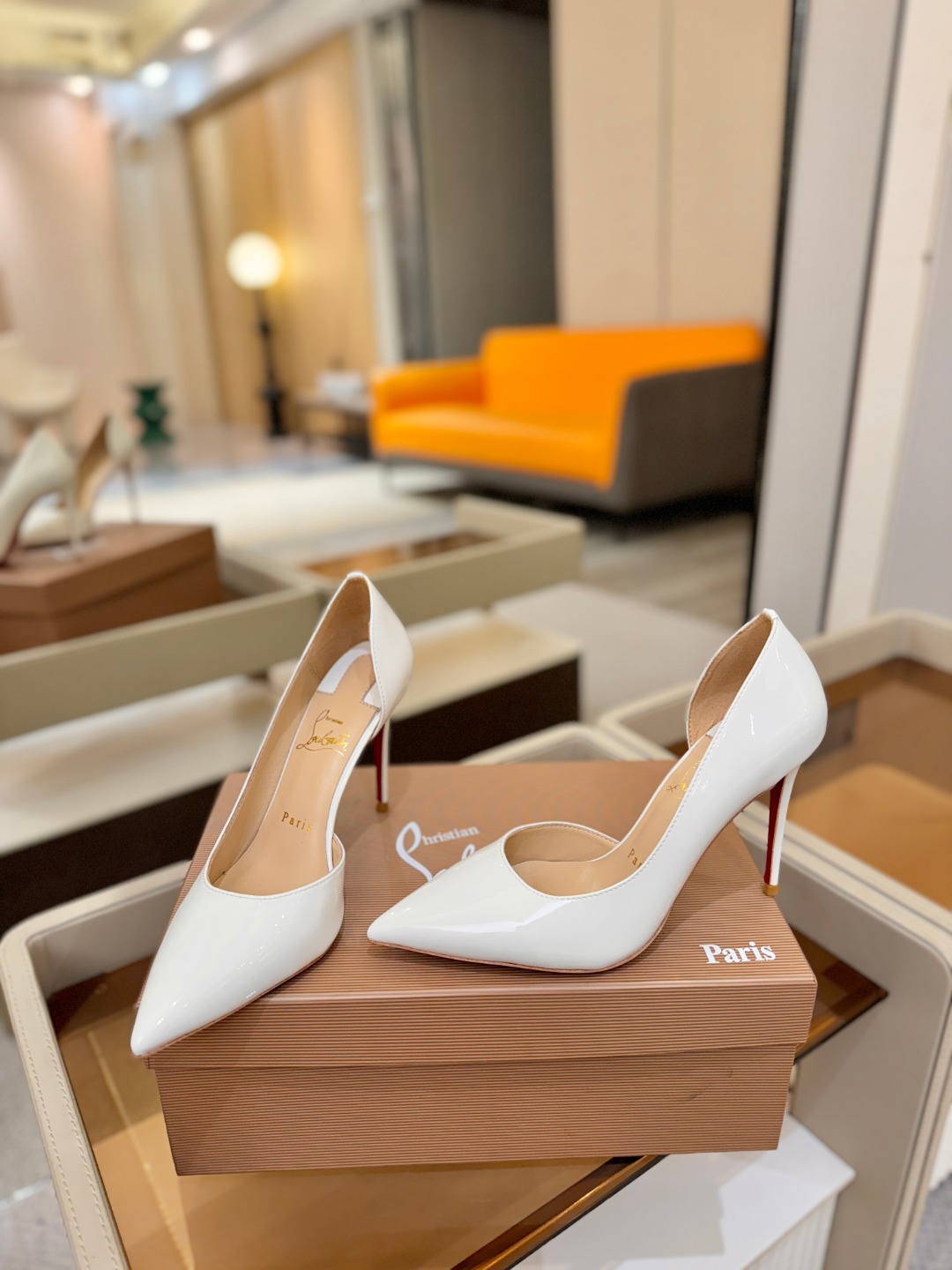 侧空单鞋（经典款）质感立体穿出时尚芭莎的气质优质皮里更加柔软透气，无敌瘦腿，穿上立马拉升腿的长度～涵深刻