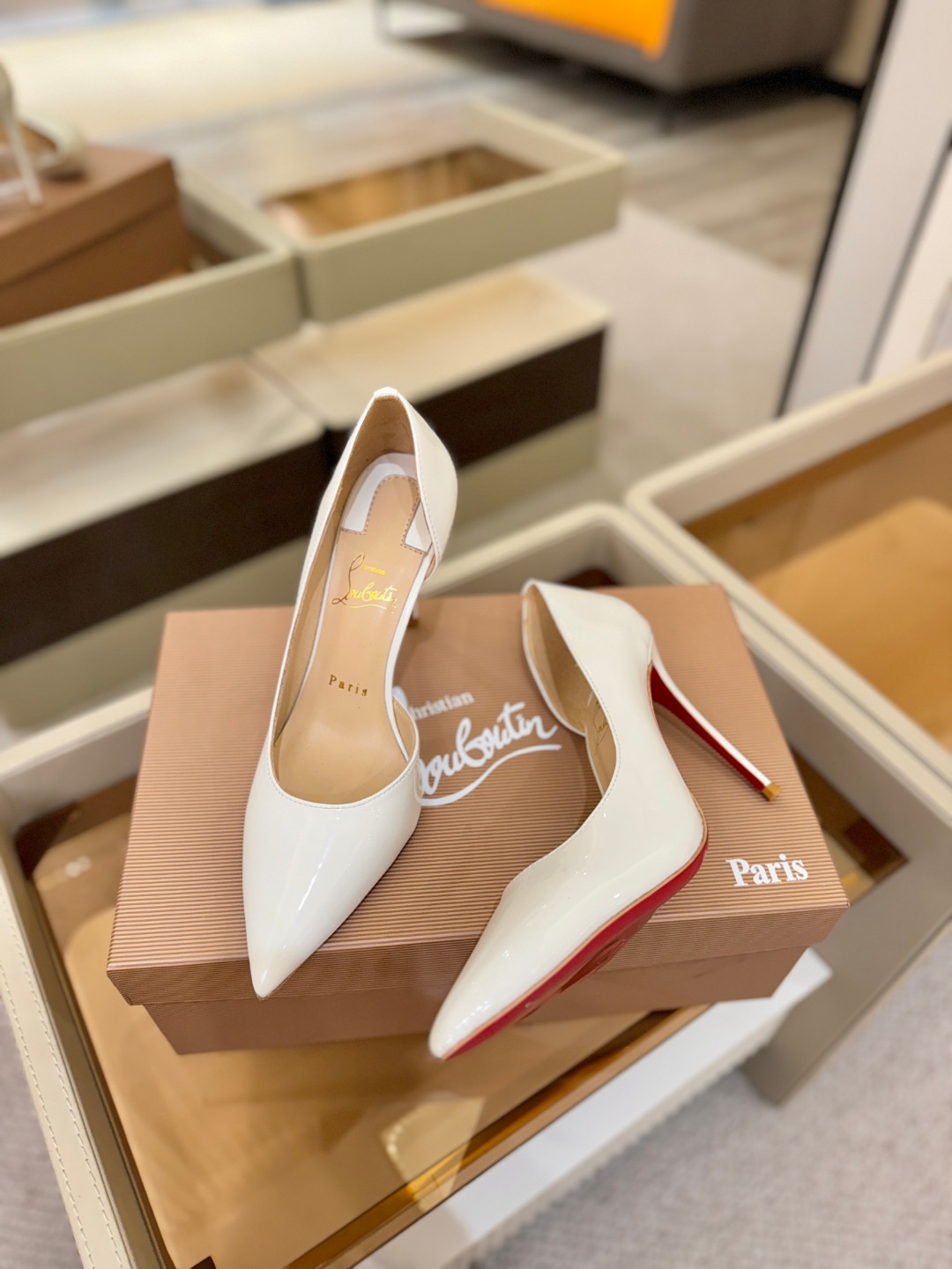 侧空单鞋（经典款）质感立体穿出时尚芭莎的气质优质皮里更加柔软透气，无敌瘦腿，穿上立马拉升腿的长度～涵深刻