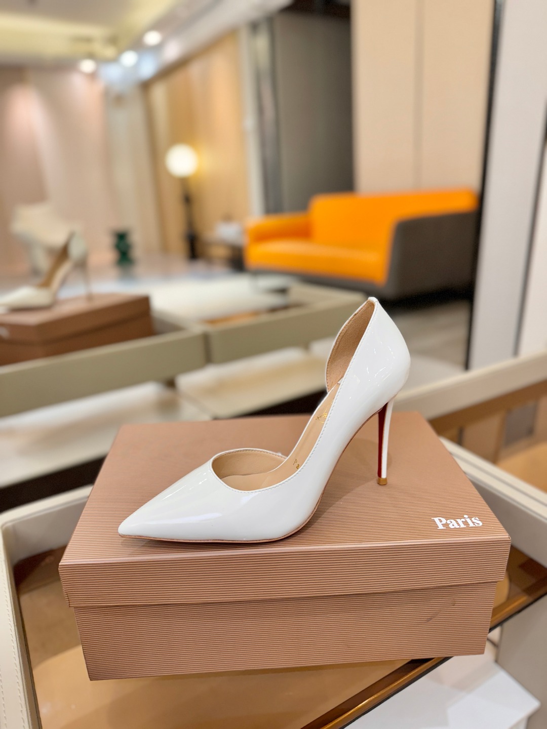 侧空单鞋（经典款）质感立体穿出时尚芭莎的气质优质皮里更加柔软透气，无敌瘦腿，穿上立马拉升腿的长度～涵深刻