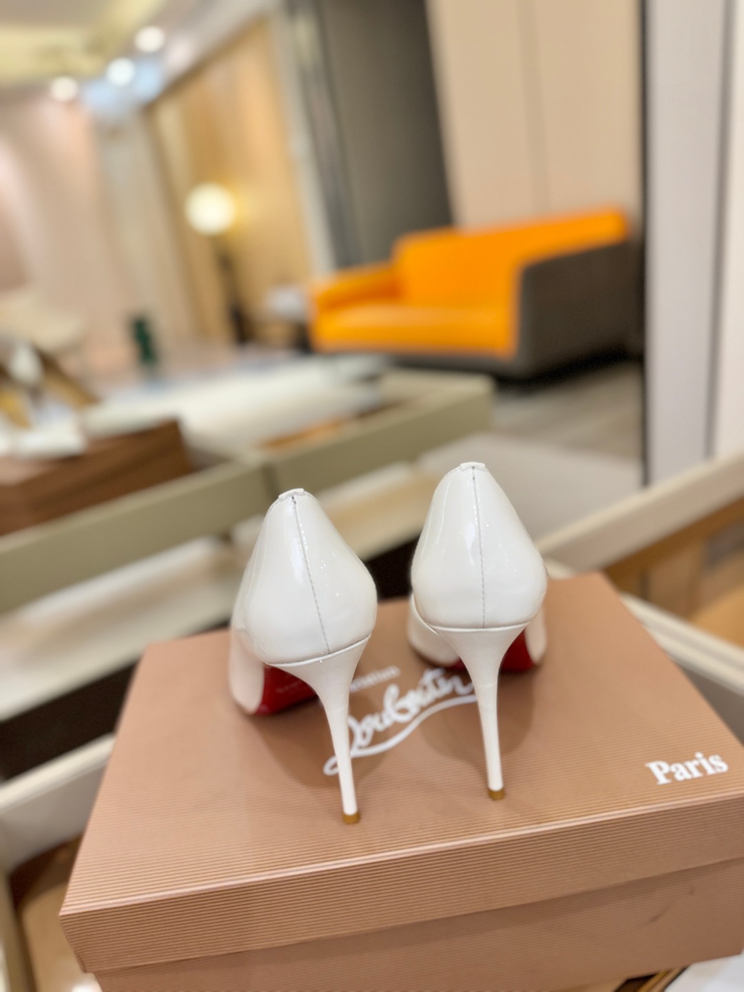 侧空单鞋（经典款）质感立体穿出时尚芭莎的气质优质皮里更加柔软透气，无敌瘦腿，穿上立马拉升腿的长度～涵深刻