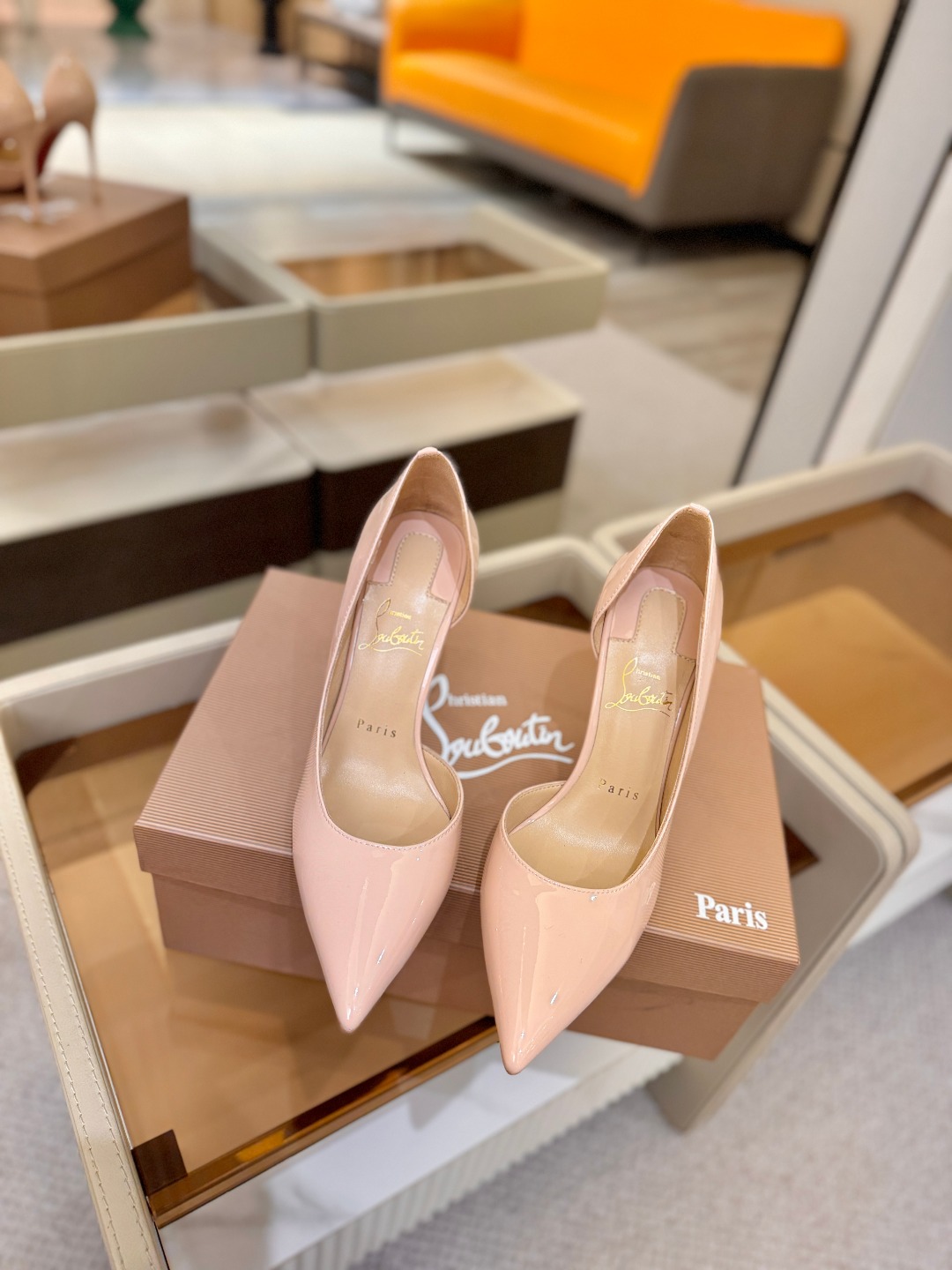 侧空单鞋（经典款）质感立体穿出时尚芭莎的气质优质皮里更加柔软透气，无敌瘦腿，穿上立马拉升腿的长度～涵深刻