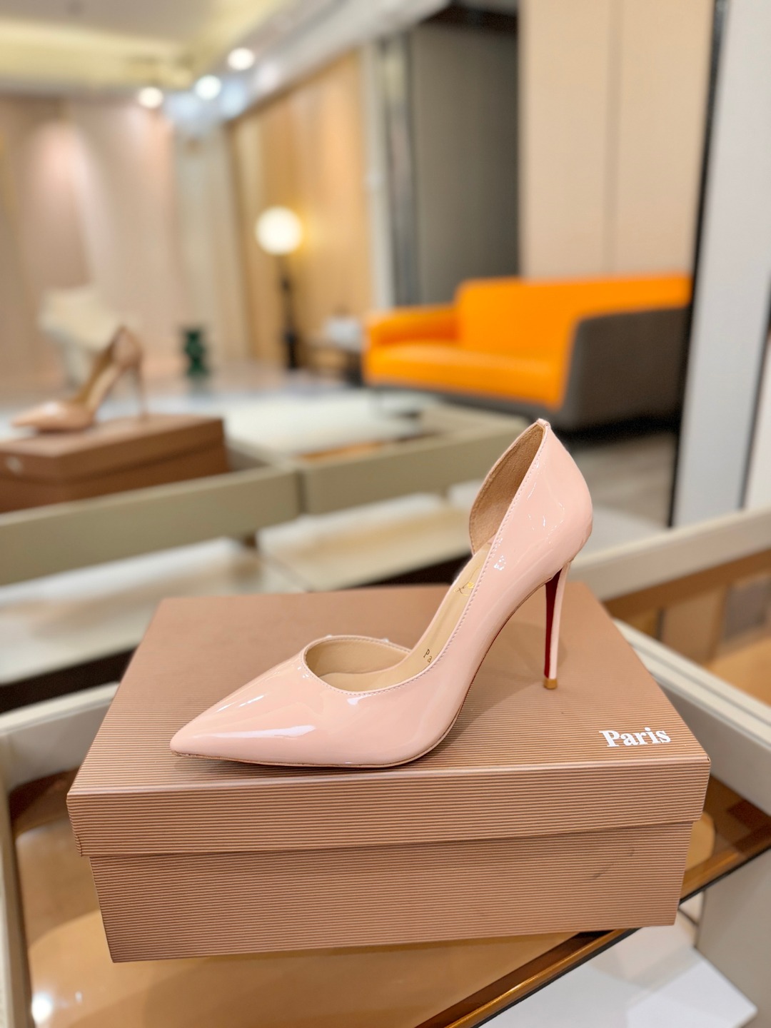 侧空单鞋（经典款）质感立体穿出时尚芭莎的气质优质皮里更加柔软透气，无敌瘦腿，穿上立马拉升腿的长度～涵深刻