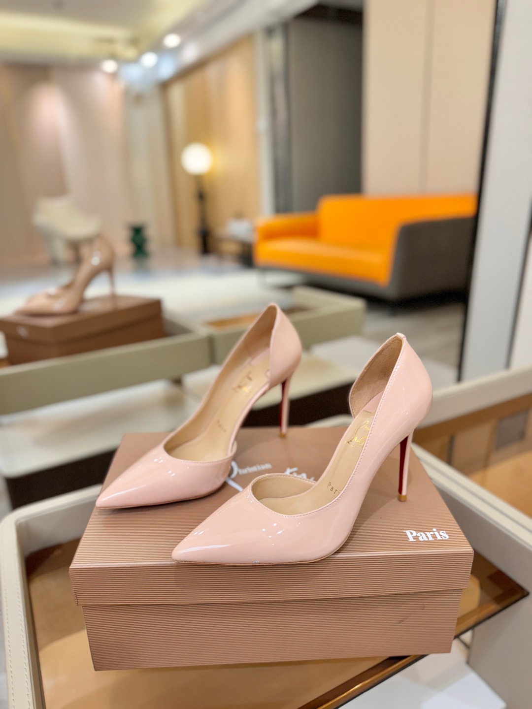 侧空单鞋（经典款）质感立体穿出时尚芭莎的气质优质皮里更加柔软透气，无敌瘦腿，穿上立马拉升腿的长度～涵深刻