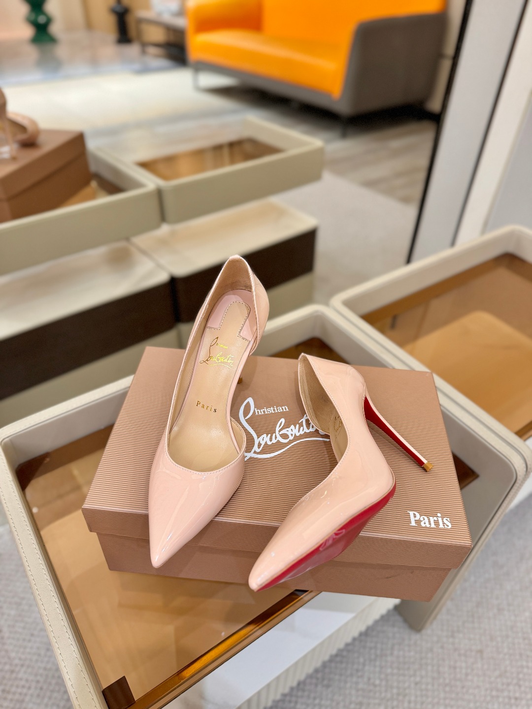 侧空单鞋（经典款）质感立体穿出时尚芭莎的气质优质皮里更加柔软透气，无敌瘦腿，穿上立马拉升腿的长度～涵深刻