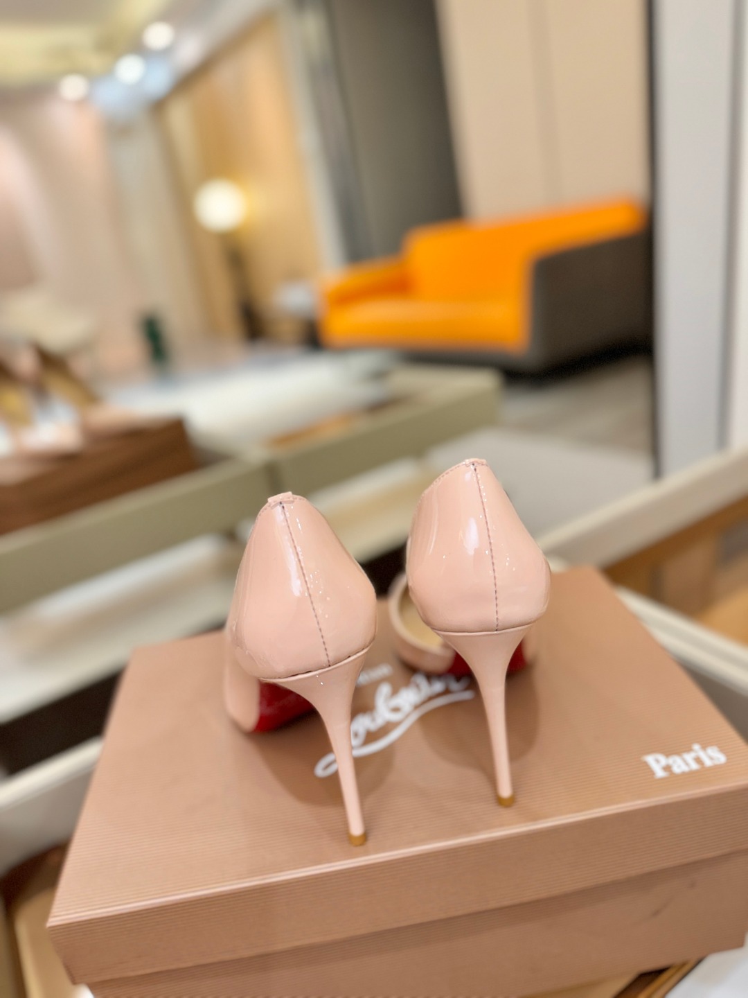 侧空单鞋（经典款）质感立体穿出时尚芭莎的气质优质皮里更加柔软透气，无敌瘦腿，穿上立马拉升腿的长度～涵深刻