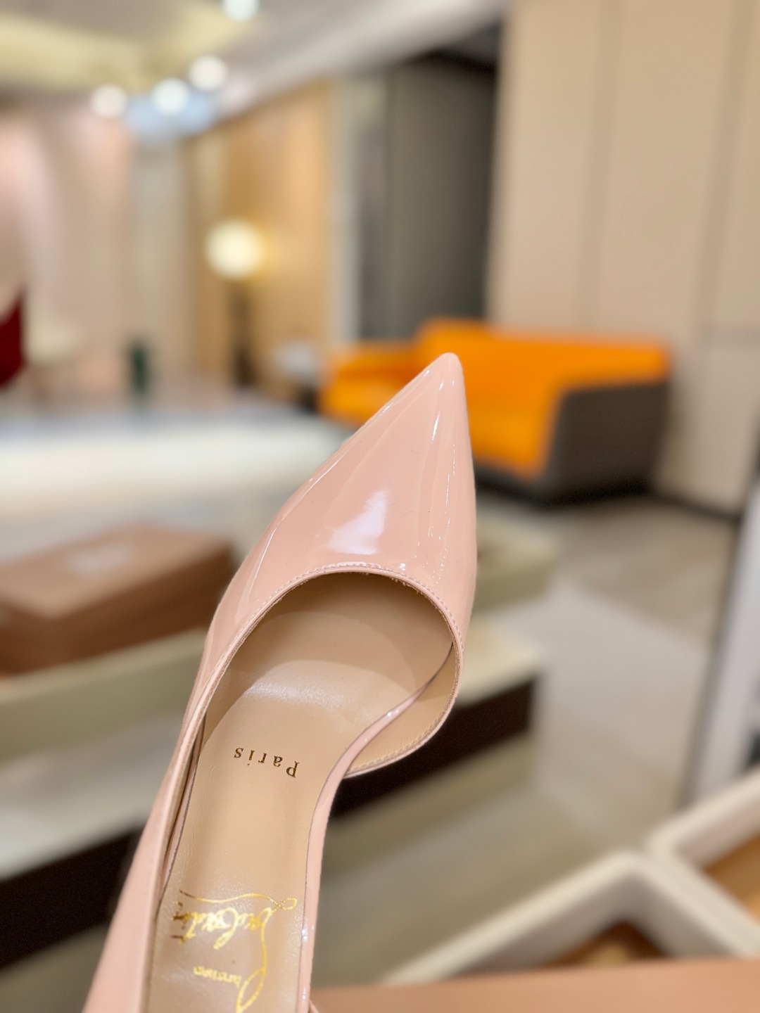 侧空单鞋（经典款）质感立体穿出时尚芭莎的气质优质皮里更加柔软透气，无敌瘦腿，穿上立马拉升腿的长度～涵深刻