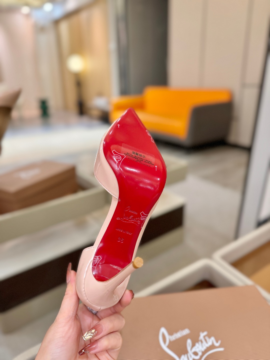 侧空单鞋（经典款）质感立体穿出时尚芭莎的气质优质皮里更加柔软透气，无敌瘦腿，穿上立马拉升腿的长度～涵深刻