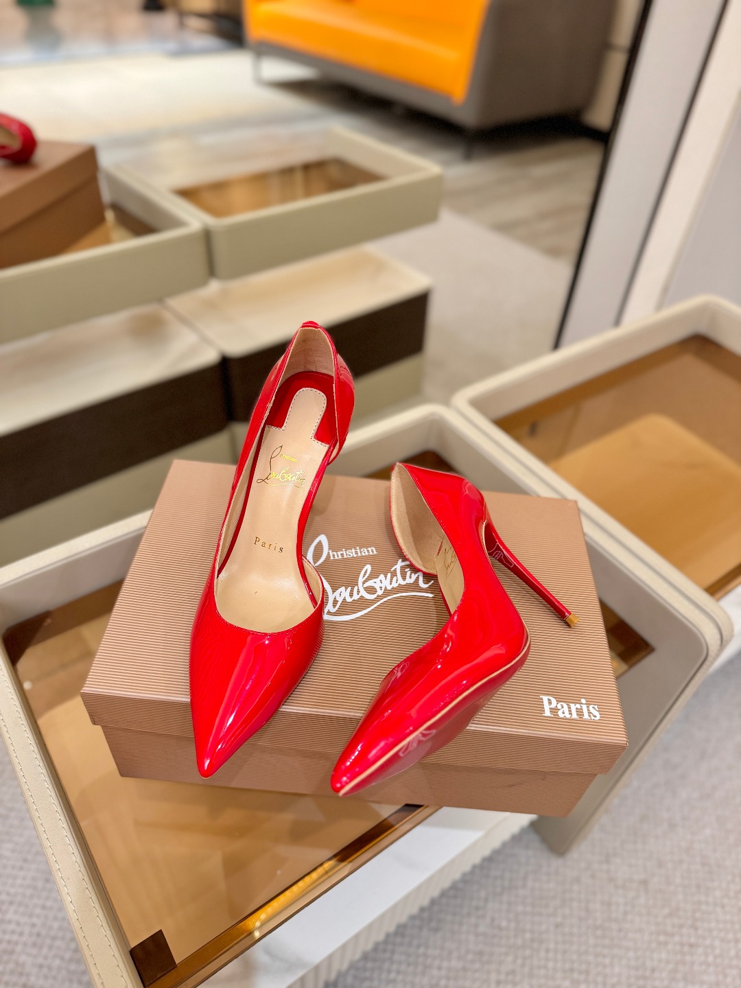 侧空单鞋（经典款）质感立体穿出时尚芭莎的气质优质皮里更加柔软透气，无敌瘦腿，穿上立马拉升腿的长度～涵深刻