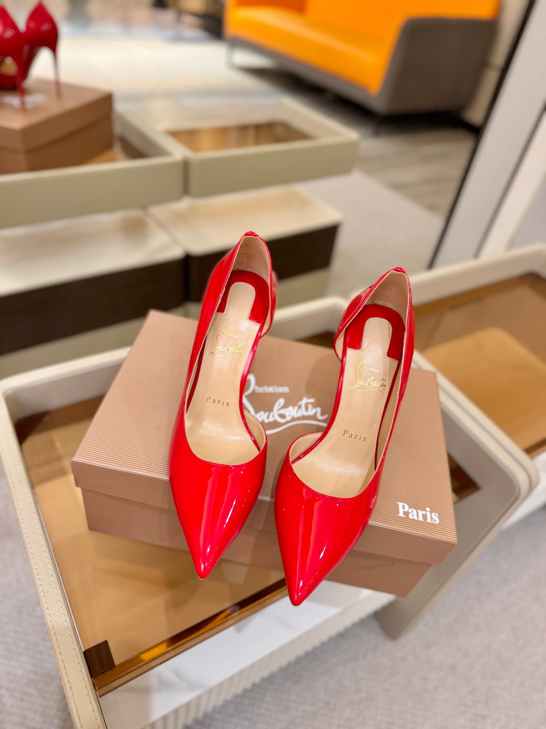 侧空单鞋（经典款）质感立体穿出时尚芭莎的气质优质皮里更加柔软透气，无敌瘦腿，穿上立马拉升腿的长度～涵深刻