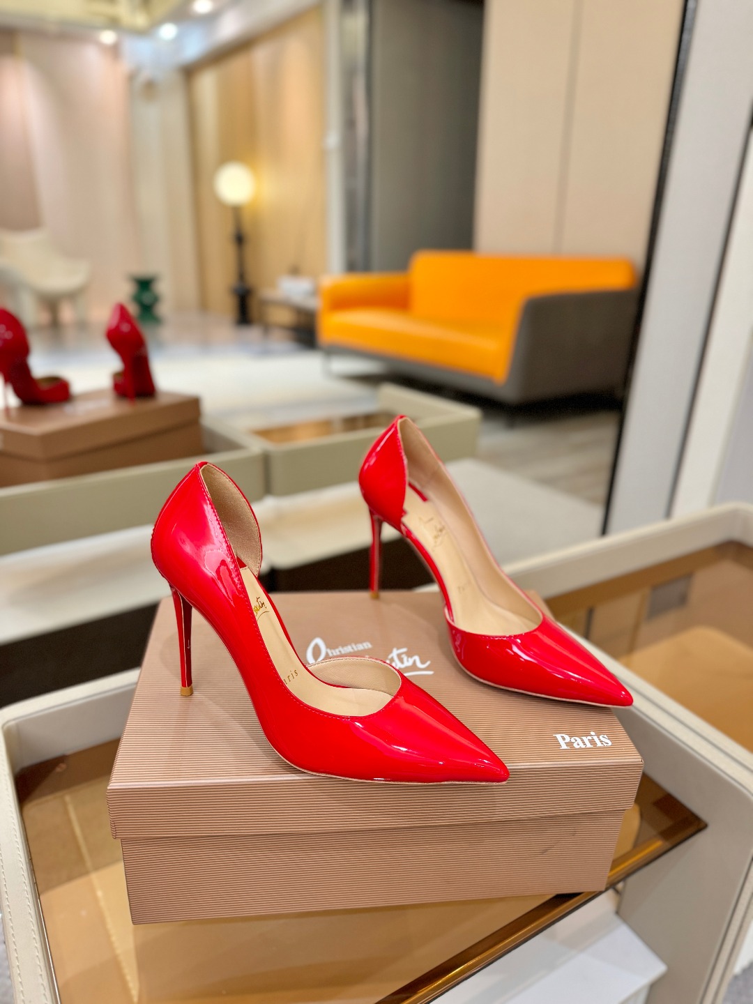 侧空单鞋（经典款）质感立体穿出时尚芭莎的气质优质皮里更加柔软透气，无敌瘦腿，穿上立马拉升腿的长度～涵深刻