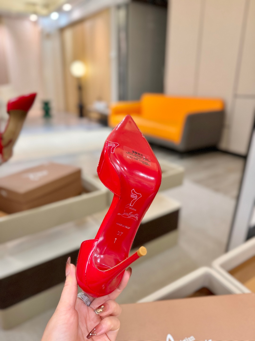 侧空单鞋（经典款）质感立体穿出时尚芭莎的气质优质皮里更加柔软透气，无敌瘦腿，穿上立马拉升腿的长度～涵深刻