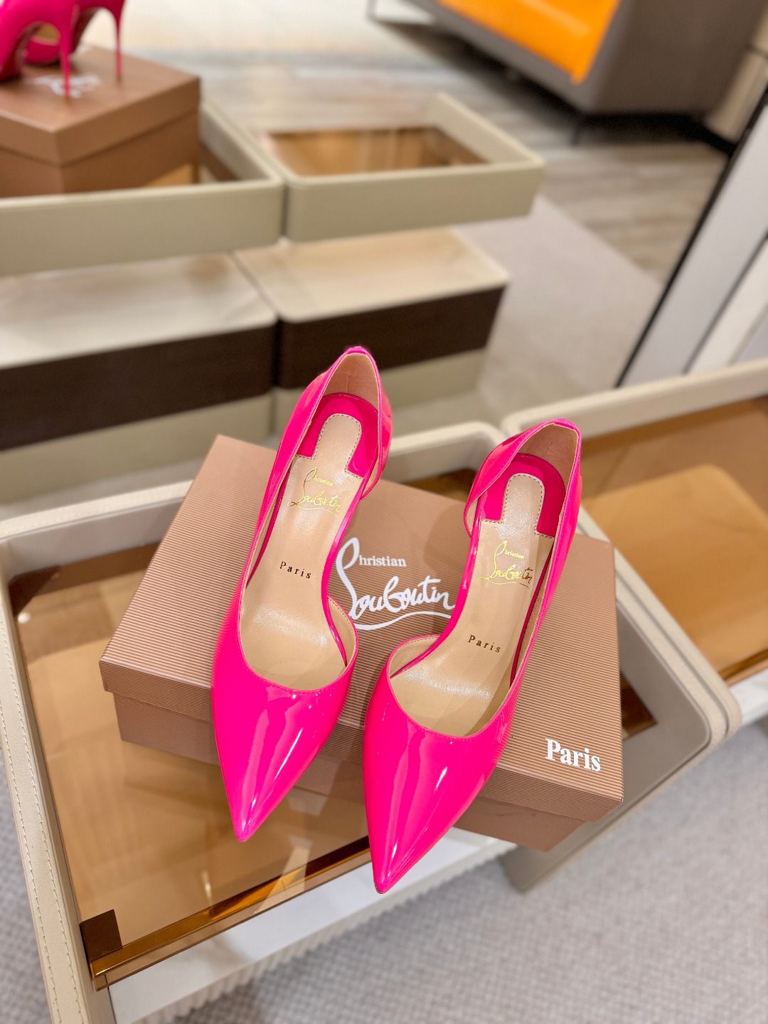 侧空单鞋（经典款）质感立体穿出时尚芭莎的气质优质皮里更加柔软透气，无敌瘦腿，穿上立马拉升腿的长度～涵深刻