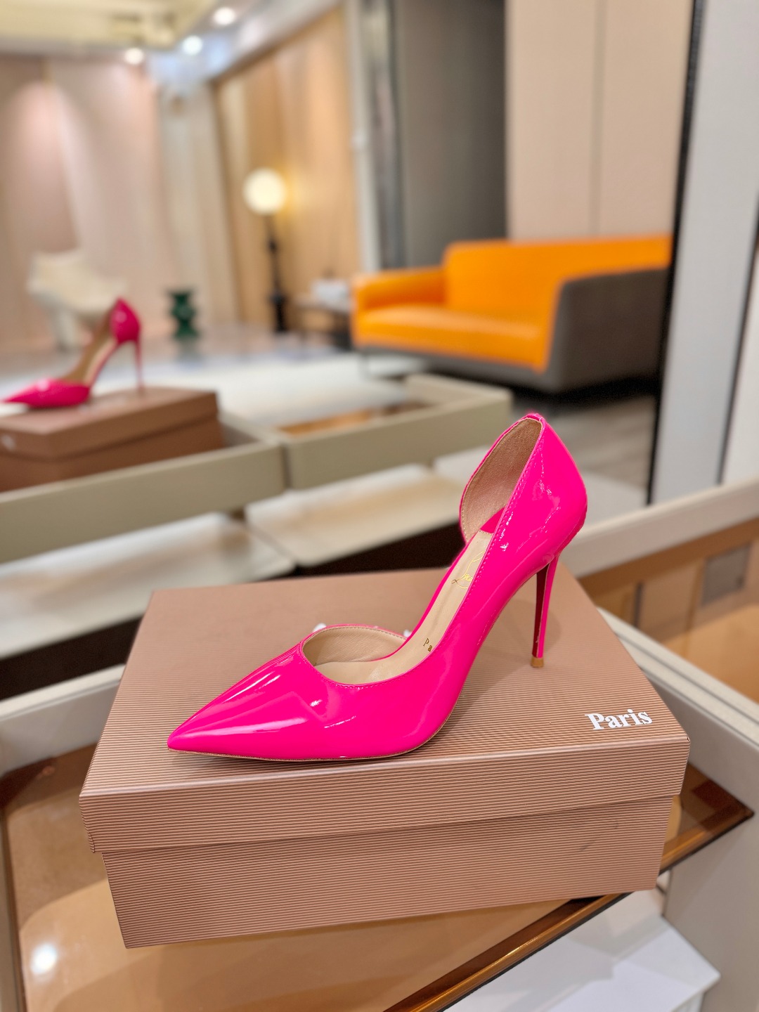 侧空单鞋（经典款）质感立体穿出时尚芭莎的气质优质皮里更加柔软透气，无敌瘦腿，穿上立马拉升腿的长度～涵深刻