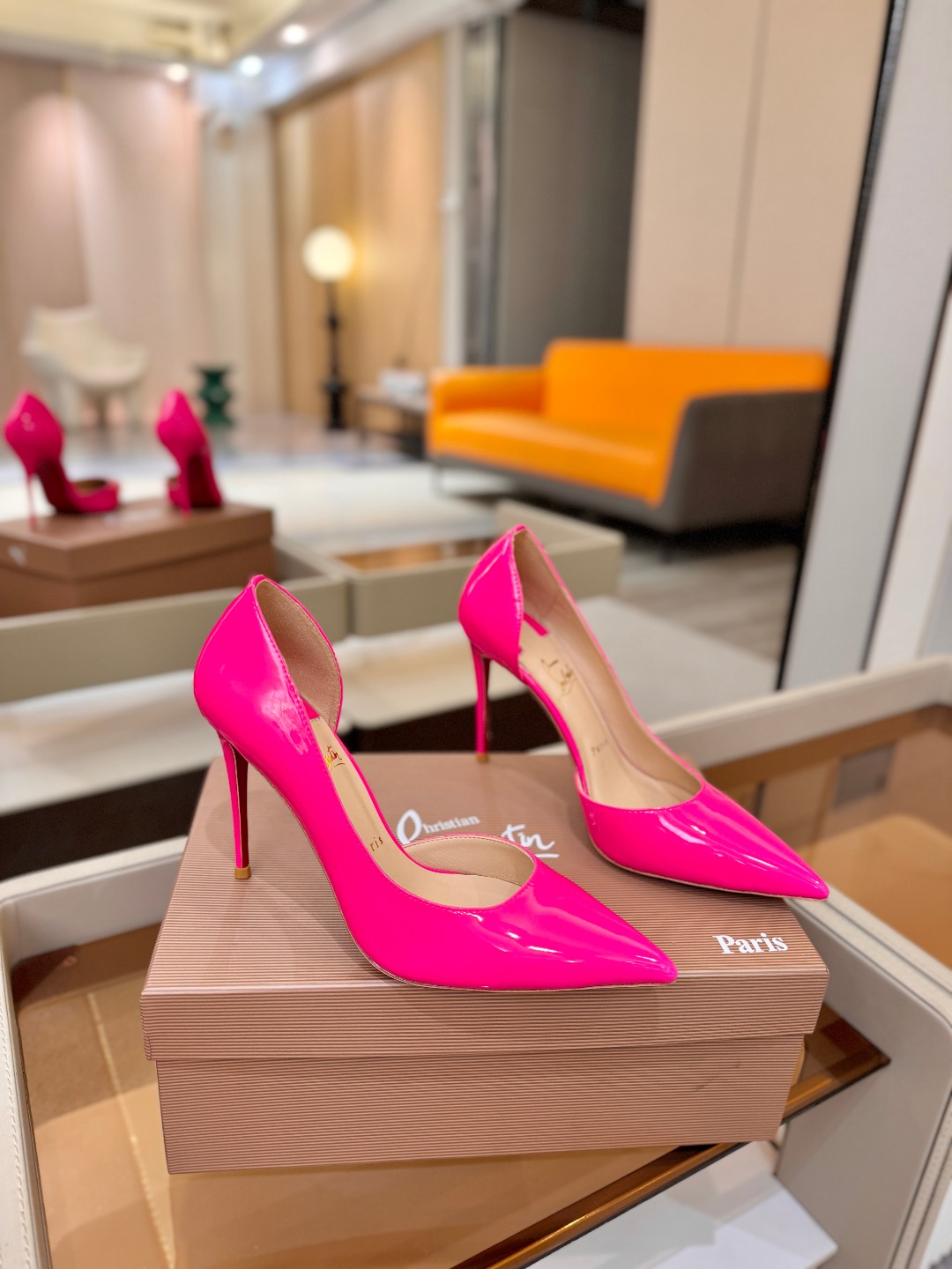 侧空单鞋（经典款）质感立体穿出时尚芭莎的气质优质皮里更加柔软透气，无敌瘦腿，穿上立马拉升腿的长度～涵深刻