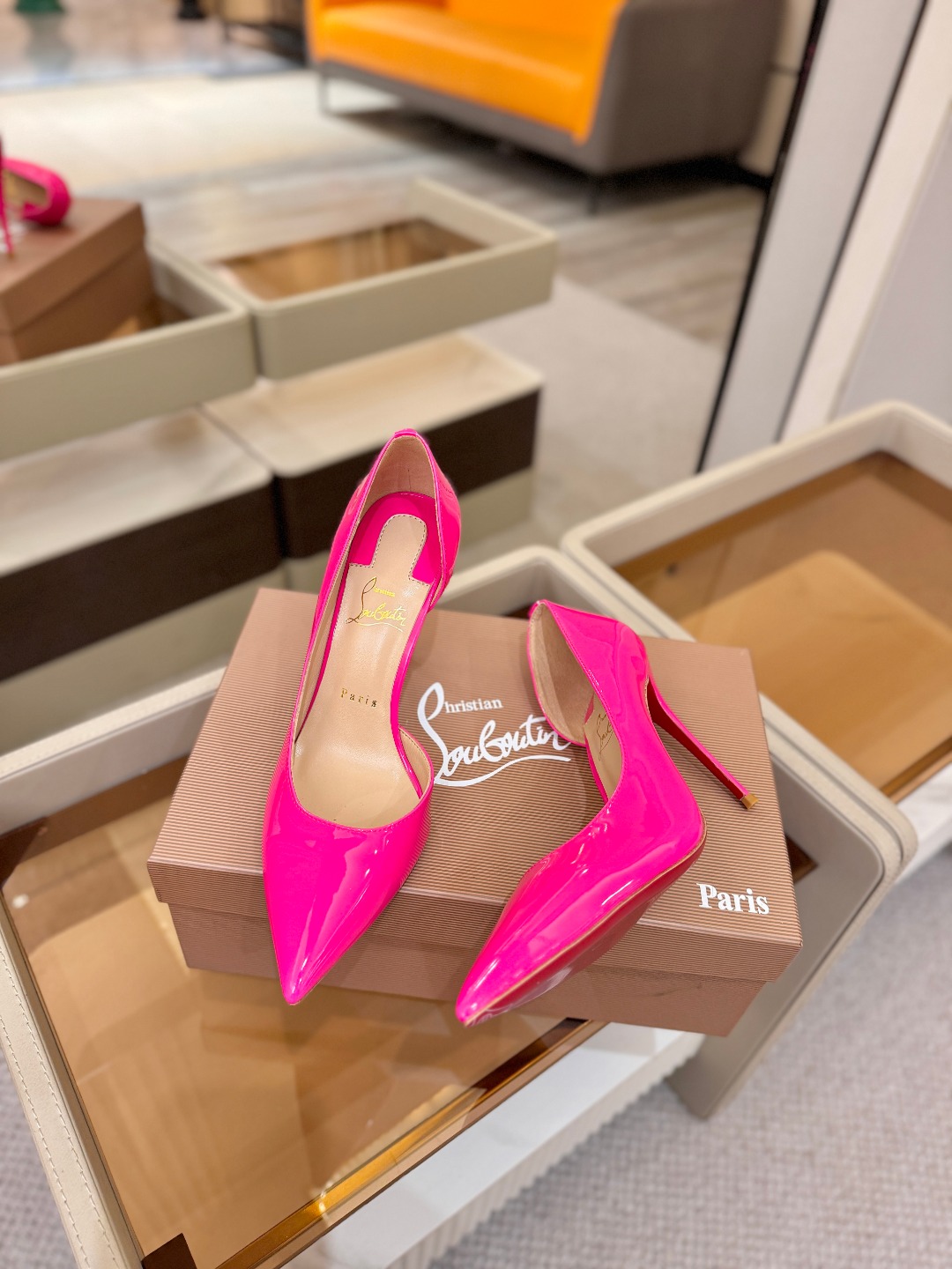 侧空单鞋（经典款）质感立体穿出时尚芭莎的气质优质皮里更加柔软透气，无敌瘦腿，穿上立马拉升腿的长度～涵深刻