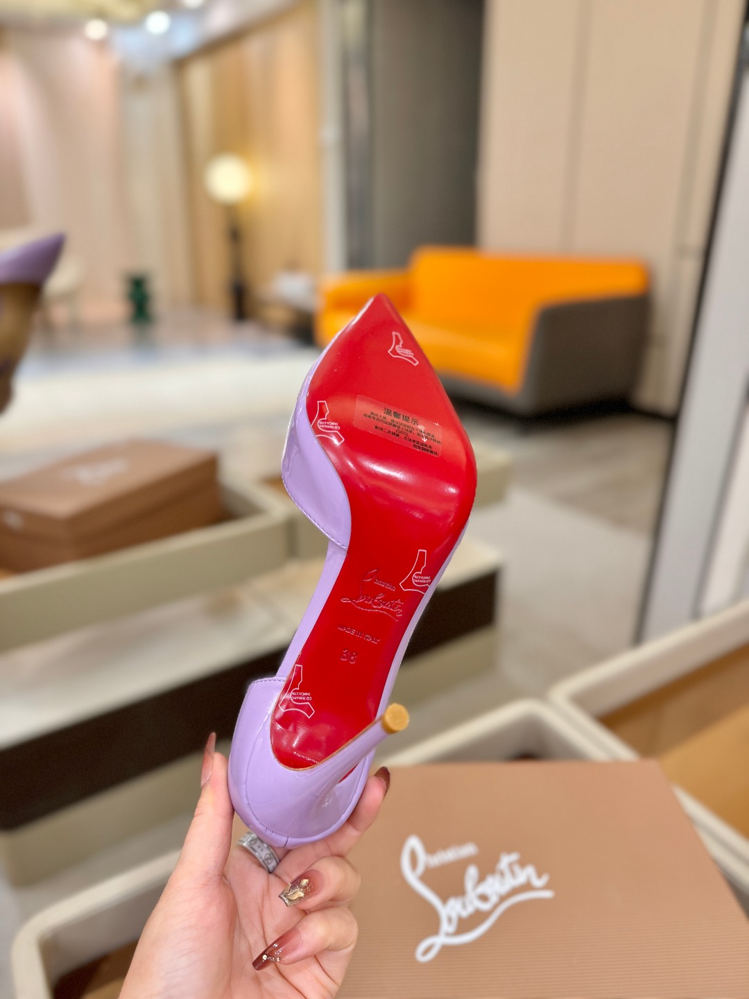 侧空单鞋（经典款）质感立体穿出时尚芭莎的气质优质皮里更加柔软透气，无敌瘦腿，穿上立马拉升腿的长度～涵深刻