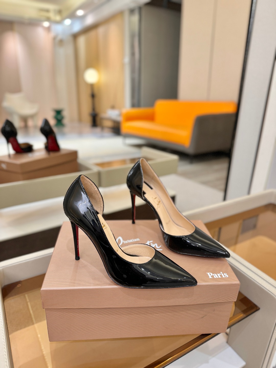 侧空单鞋（经典款）质感立体穿出时尚芭莎的气质优质皮里更加柔软透气，无敌瘦腿，穿上立马拉升腿的长度～涵深刻