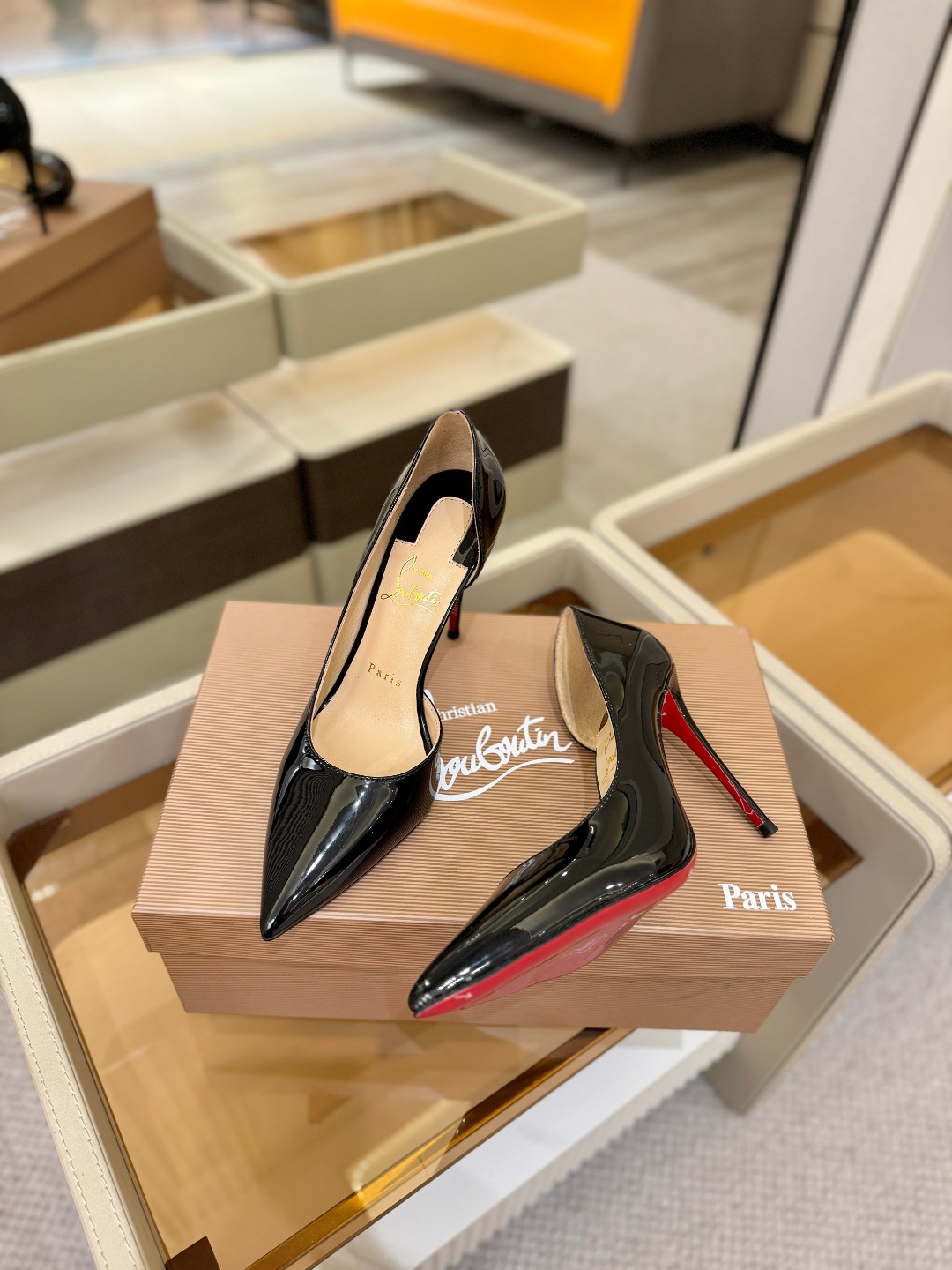 侧空单鞋（经典款）质感立体穿出时尚芭莎的气质优质皮里更加柔软透气，无敌瘦腿，穿上立马拉升腿的长度～涵深刻