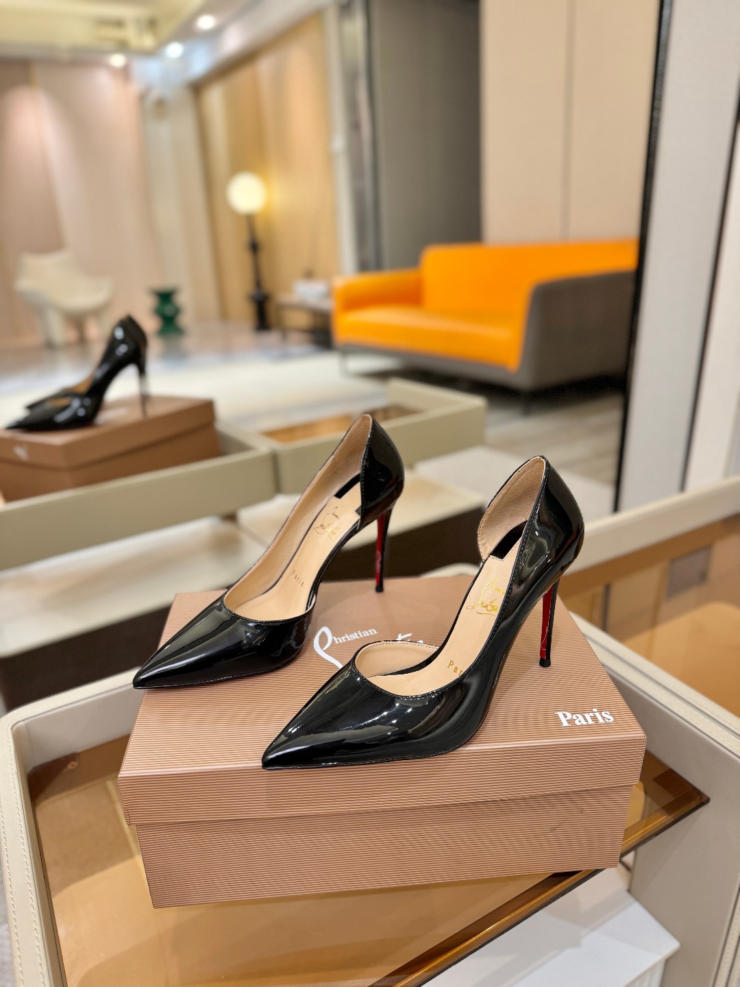 侧空单鞋（经典款）质感立体穿出时尚芭莎的气质优质皮里更加柔软透气，无敌瘦腿，穿上立马拉升腿的长度～涵深刻