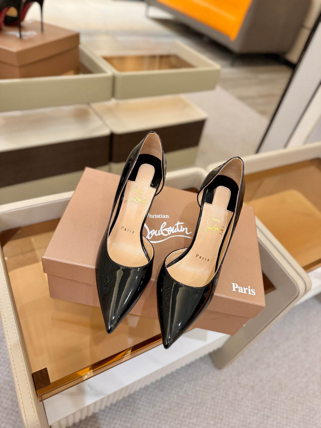 侧空单鞋（经典款）质感立体穿出时尚芭莎的气质优质皮里更加柔软透气，无敌瘦腿，穿上立马拉升腿的长度～涵深刻