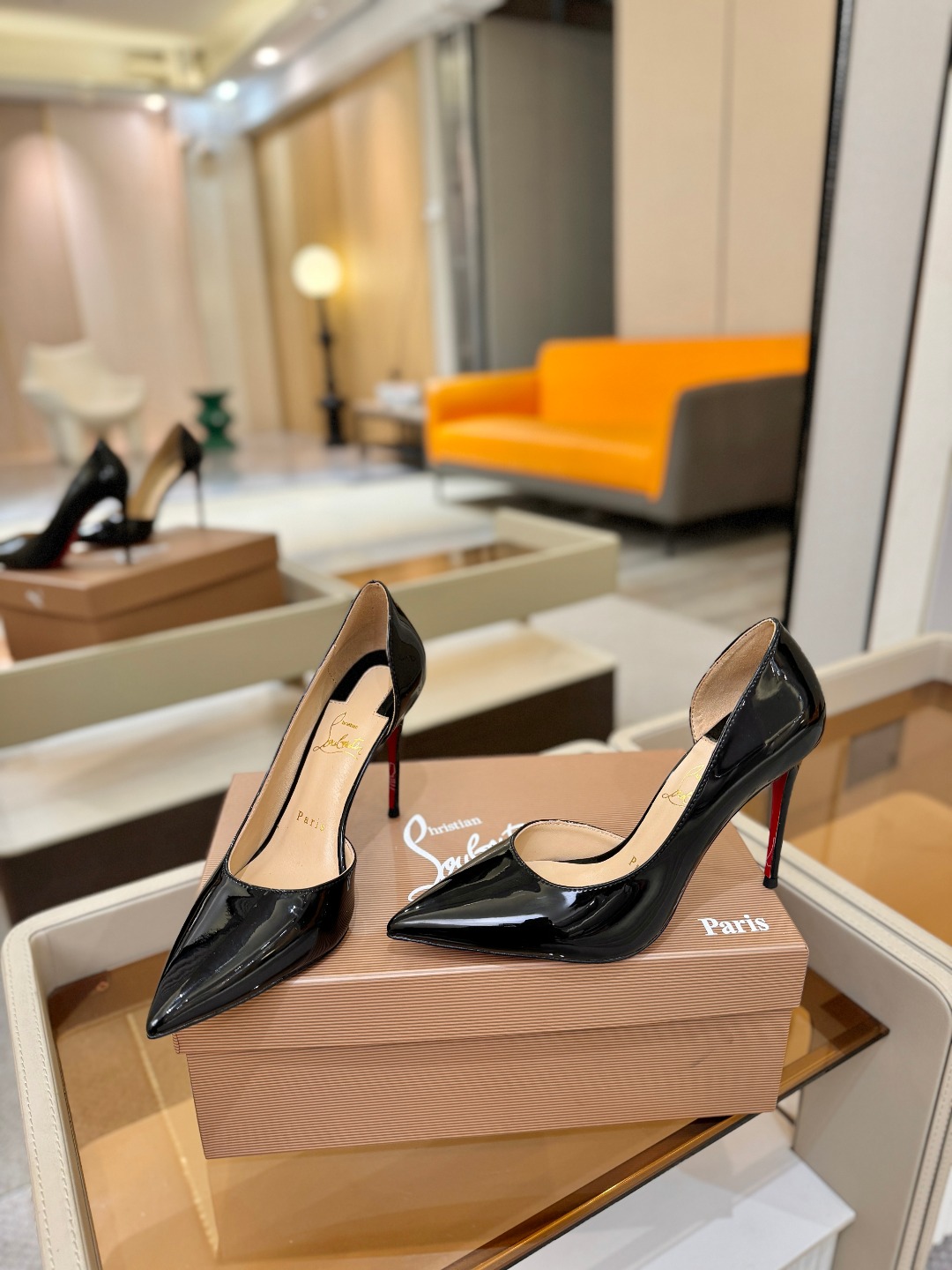 侧空单鞋（经典款）质感立体穿出时尚芭莎的气质优质皮里更加柔软透气，无敌瘦腿，穿上立马拉升腿的长度～涵深刻