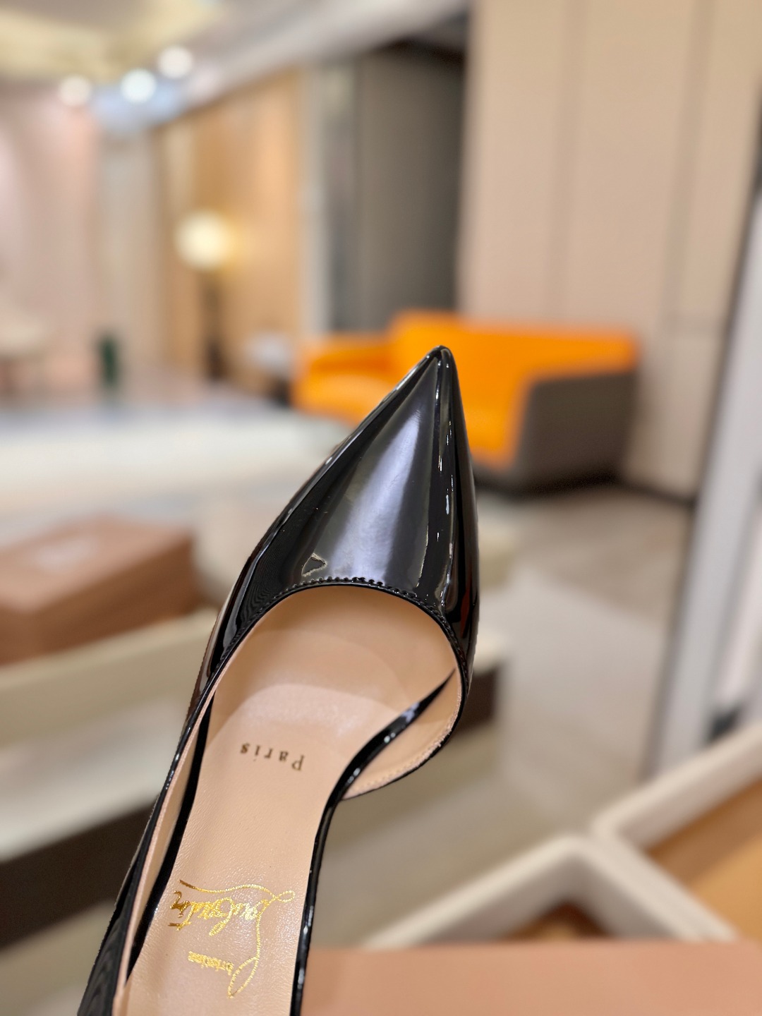 侧空单鞋（经典款）质感立体穿出时尚芭莎的气质优质皮里更加柔软透气，无敌瘦腿，穿上立马拉升腿的长度～涵深刻