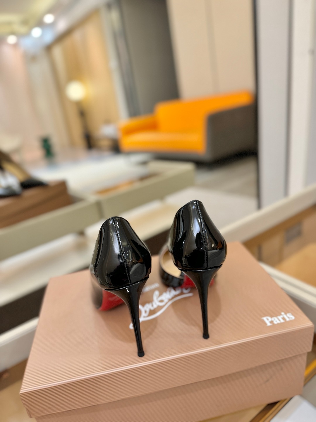 侧空单鞋（经典款）质感立体穿出时尚芭莎的气质优质皮里更加柔软透气，无敌瘦腿，穿上立马拉升腿的长度～涵深刻