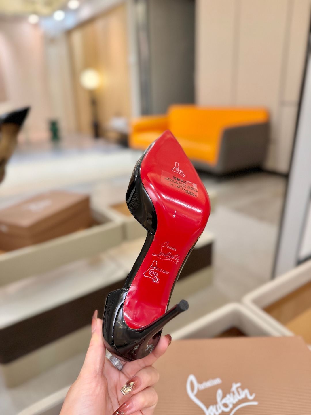 侧空单鞋（经典款）质感立体穿出时尚芭莎的气质优质皮里更加柔软透气，无敌瘦腿，穿上立马拉升腿的长度～涵深刻