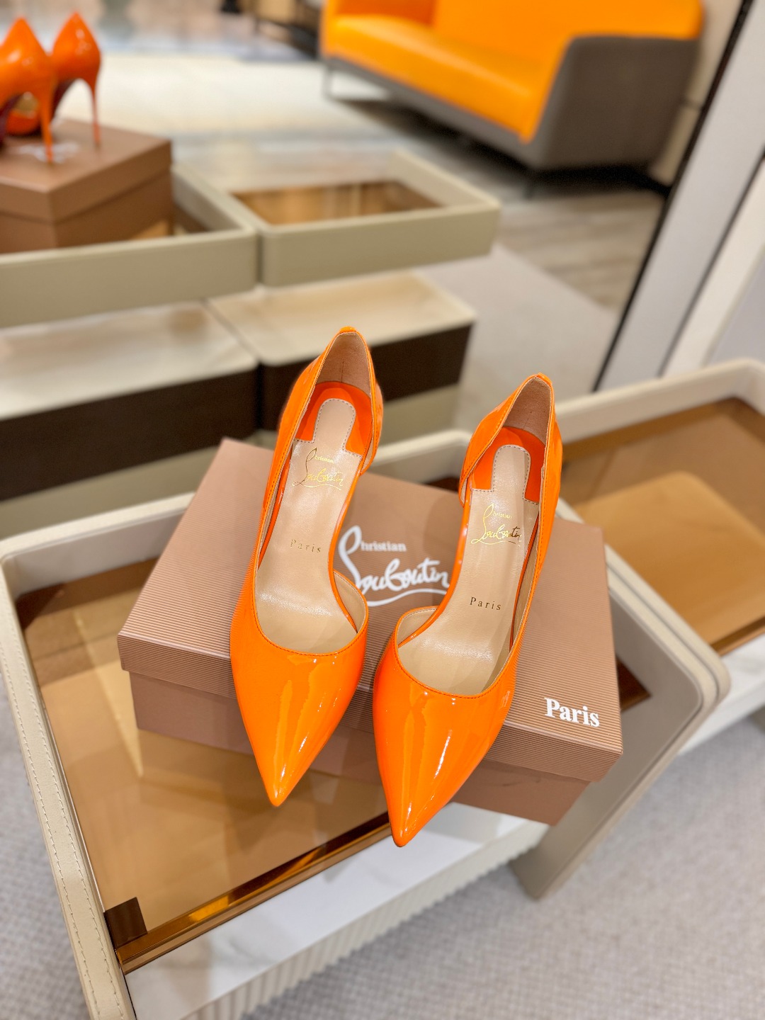 侧空单鞋（经典款）质感立体穿出时尚芭莎的气质优质皮里更加柔软透气，无敌瘦腿，穿上立马拉升腿的长度～涵深刻