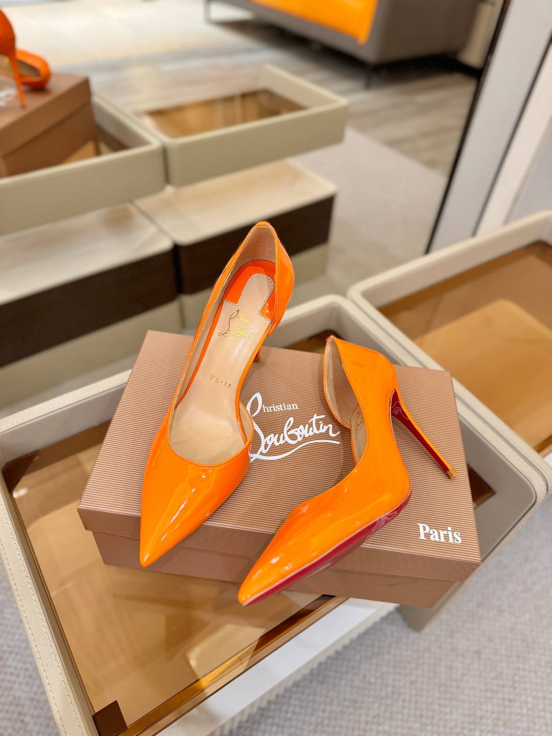 侧空单鞋（经典款）质感立体穿出时尚芭莎的气质优质皮里更加柔软透气，无敌瘦腿，穿上立马拉升腿的长度～涵深刻