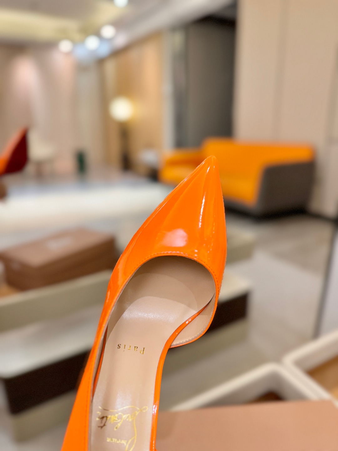 侧空单鞋（经典款）质感立体穿出时尚芭莎的气质优质皮里更加柔软透气，无敌瘦腿，穿上立马拉升腿的长度～涵深刻