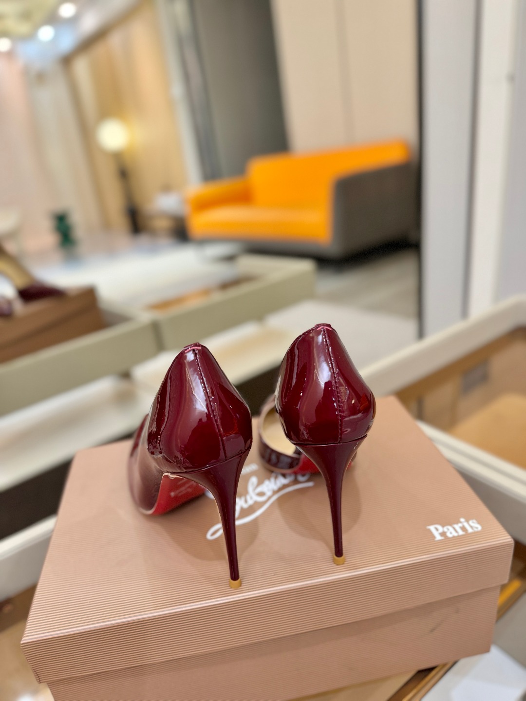 侧空单鞋（经典款）质感立体穿出时尚芭莎的气质优质皮里更加柔软透气，无敌瘦腿，穿上立马拉升腿的长度～涵深刻