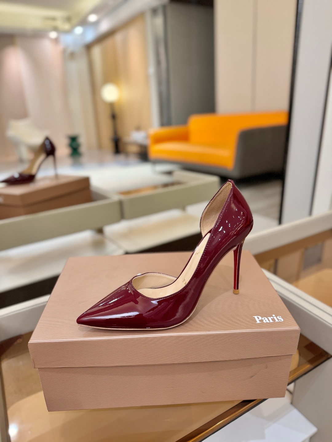 侧空单鞋（经典款）质感立体穿出时尚芭莎的气质优质皮里更加柔软透气，无敌瘦腿，穿上立马拉升腿的长度～涵深刻