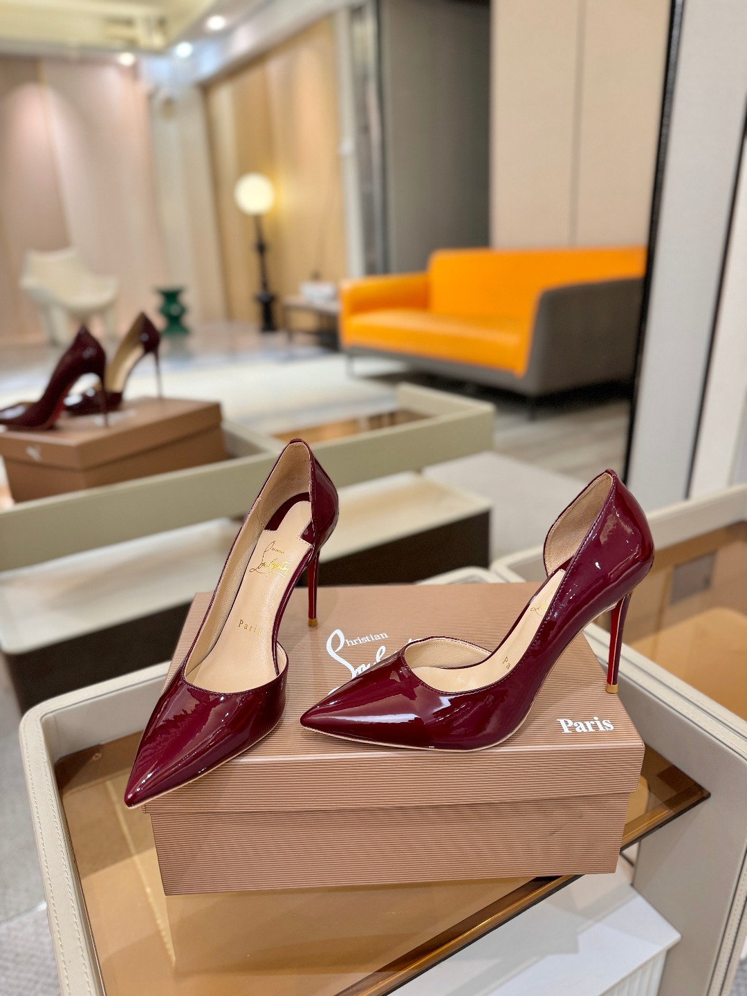 侧空单鞋（经典款）质感立体穿出时尚芭莎的气质优质皮里更加柔软透气，无敌瘦腿，穿上立马拉升腿的长度～涵深刻