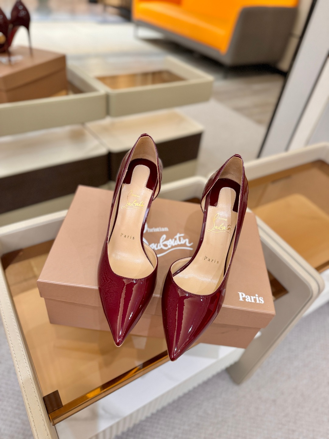 侧空单鞋（经典款）质感立体穿出时尚芭莎的气质优质皮里更加柔软透气，无敌瘦腿，穿上立马拉升腿的长度～涵深刻