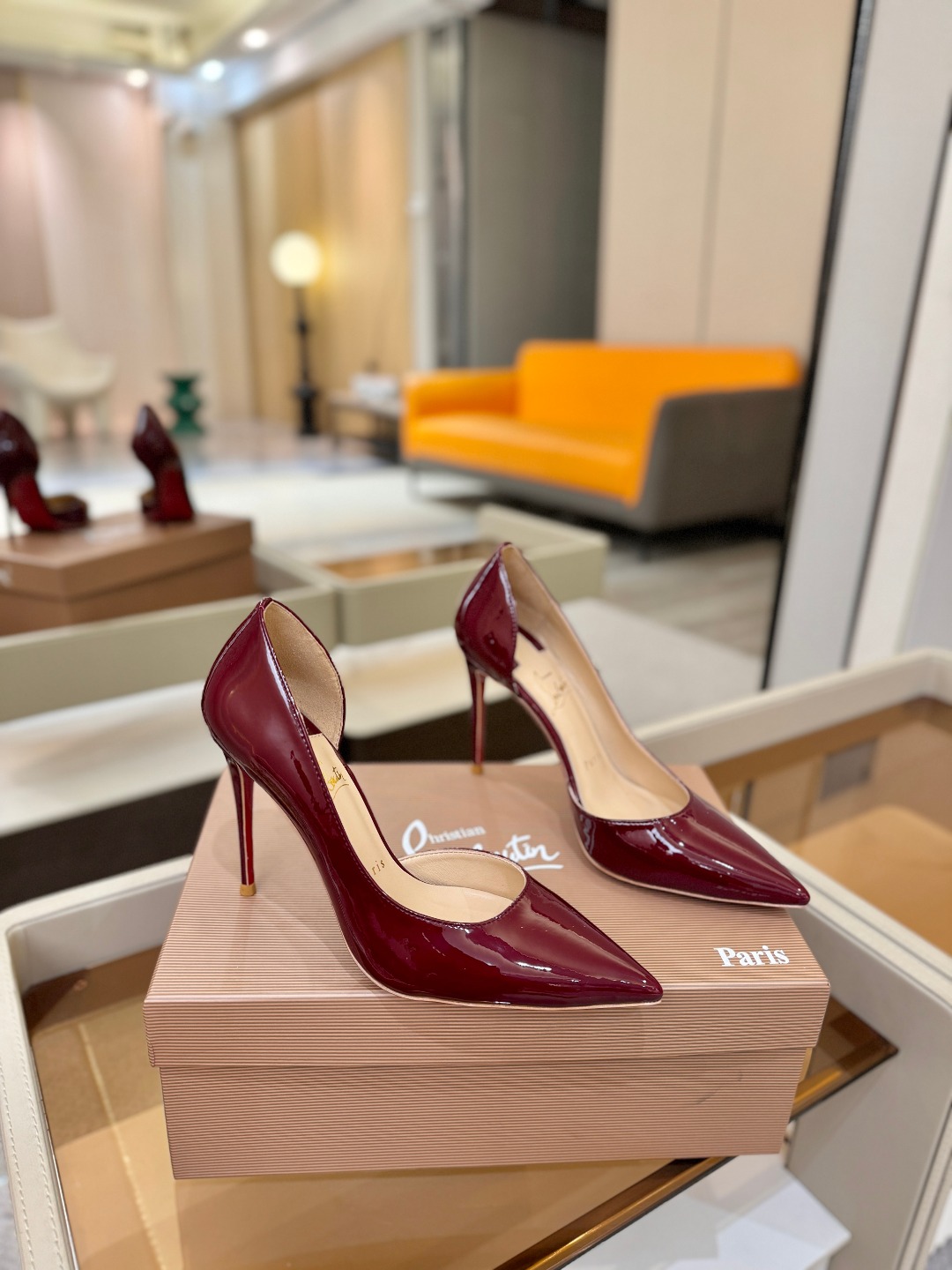 侧空单鞋（经典款）质感立体穿出时尚芭莎的气质优质皮里更加柔软透气，无敌瘦腿，穿上立马拉升腿的长度～涵深刻