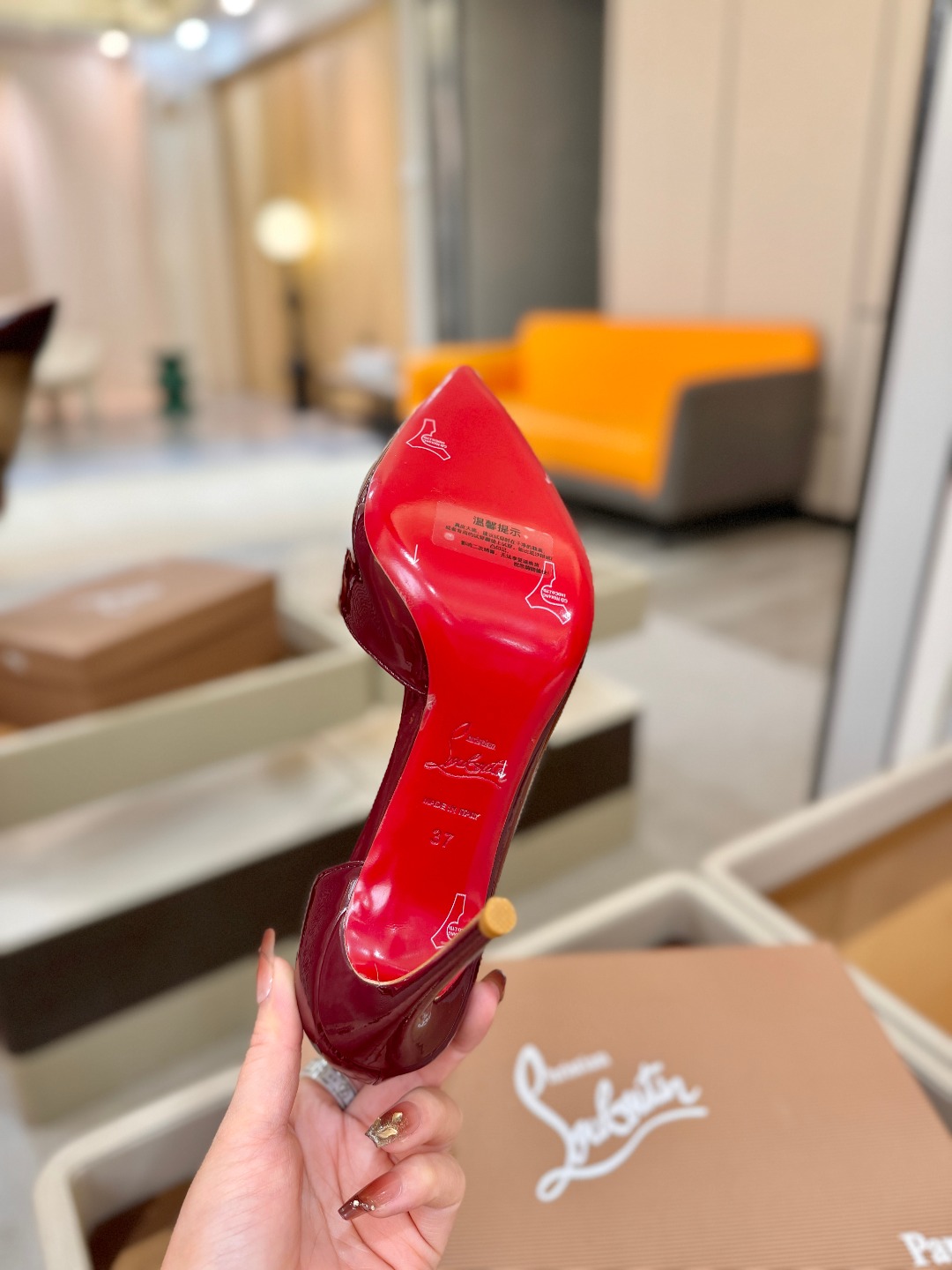 侧空单鞋（经典款）质感立体穿出时尚芭莎的气质优质皮里更加柔软透气，无敌瘦腿，穿上立马拉升腿的长度～涵深刻