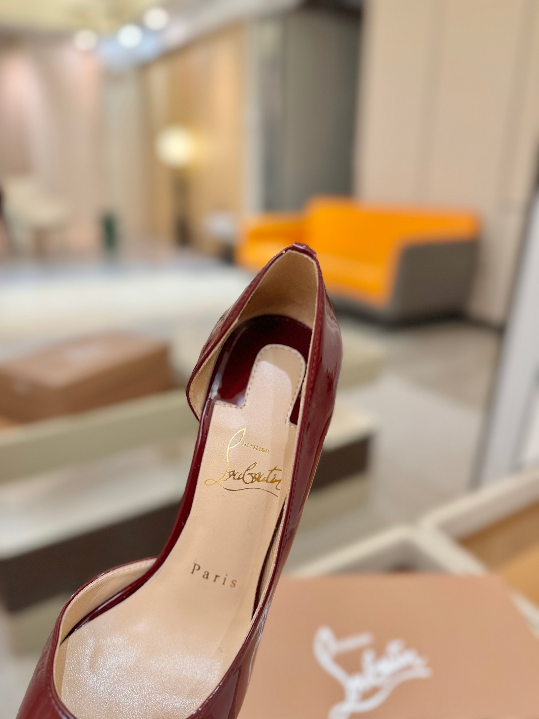 侧空单鞋（经典款）质感立体穿出时尚芭莎的气质优质皮里更加柔软透气，无敌瘦腿，穿上立马拉升腿的长度～涵深刻